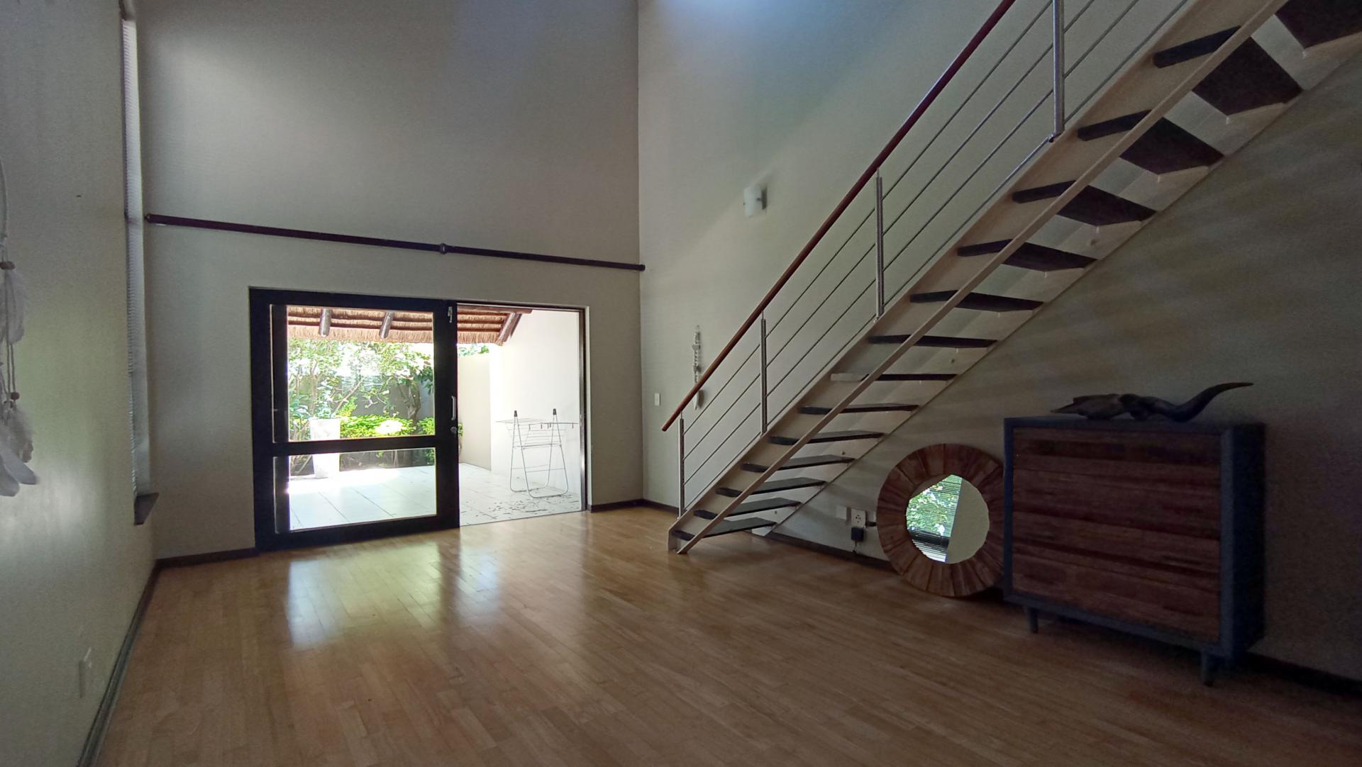 Lounges - 47 square meters of property in Witkoppen