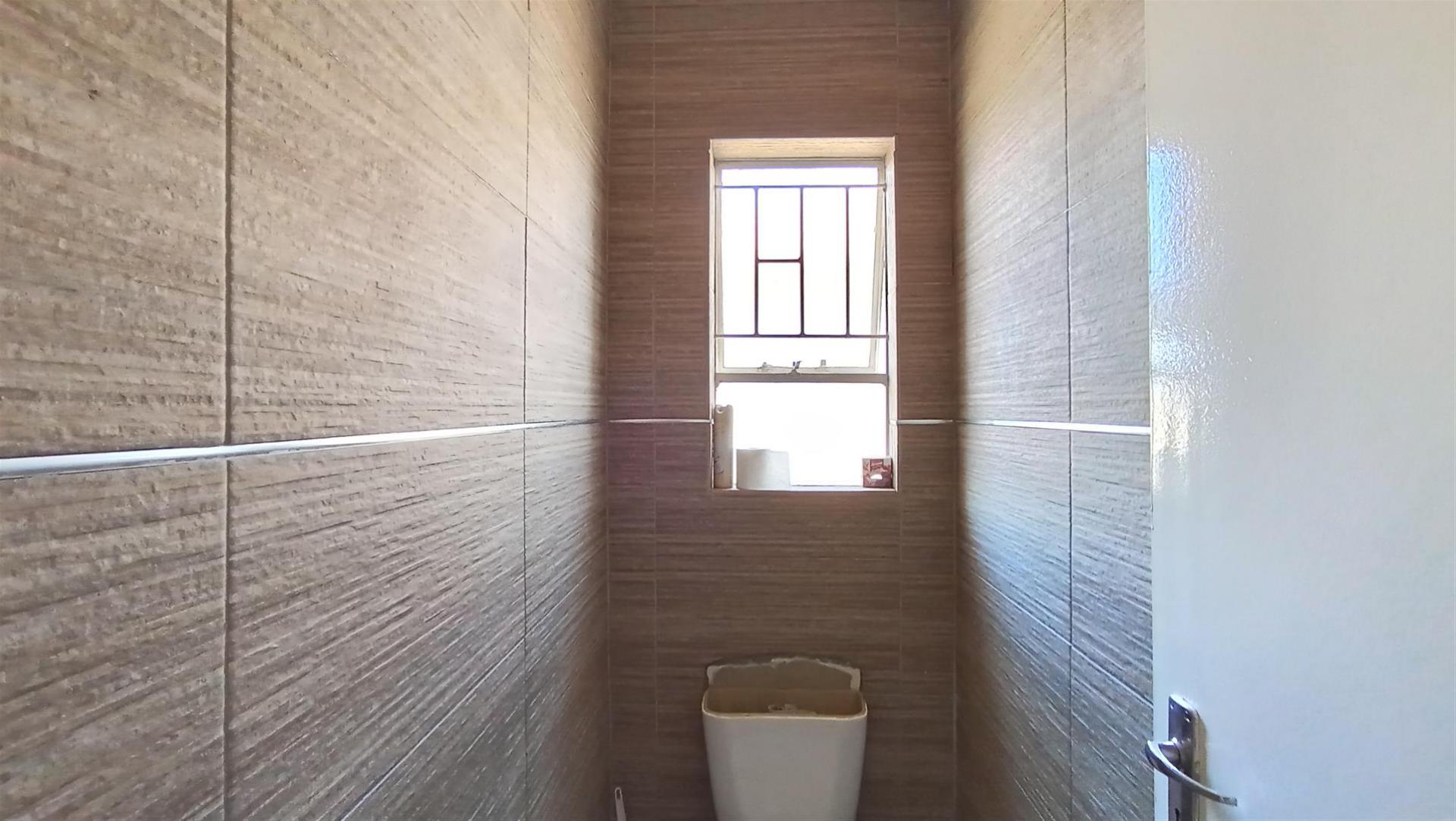 Bathroom 1 - 6 square meters of property in Vanderbijlpark