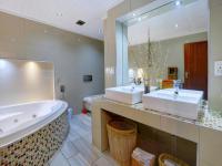 Main Bathroom of property in George Central