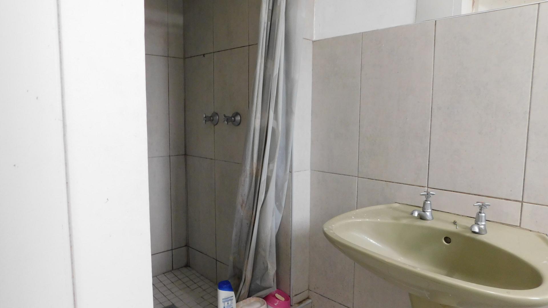 Bathroom 3+ - 6 square meters of property in Sydenham  - DBN