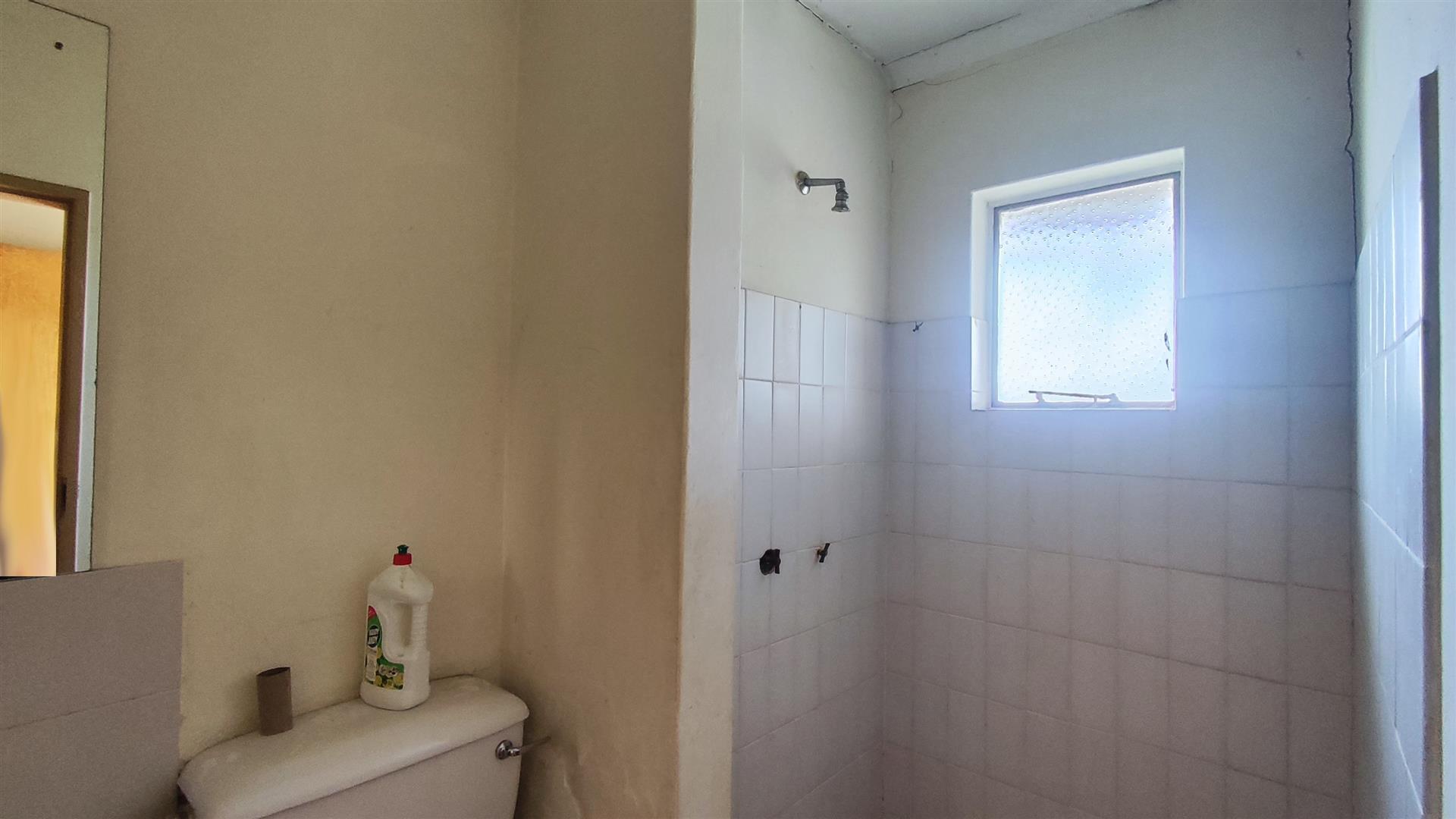 Bathroom 2 - 6 square meters of property in Arcon Park
