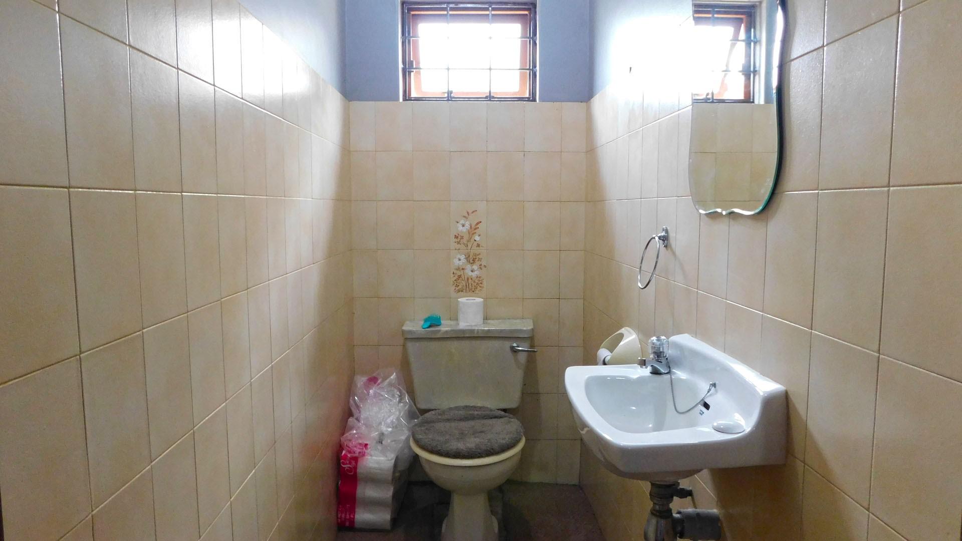 Guest Toilet - 3 square meters of property in Ferncliffe