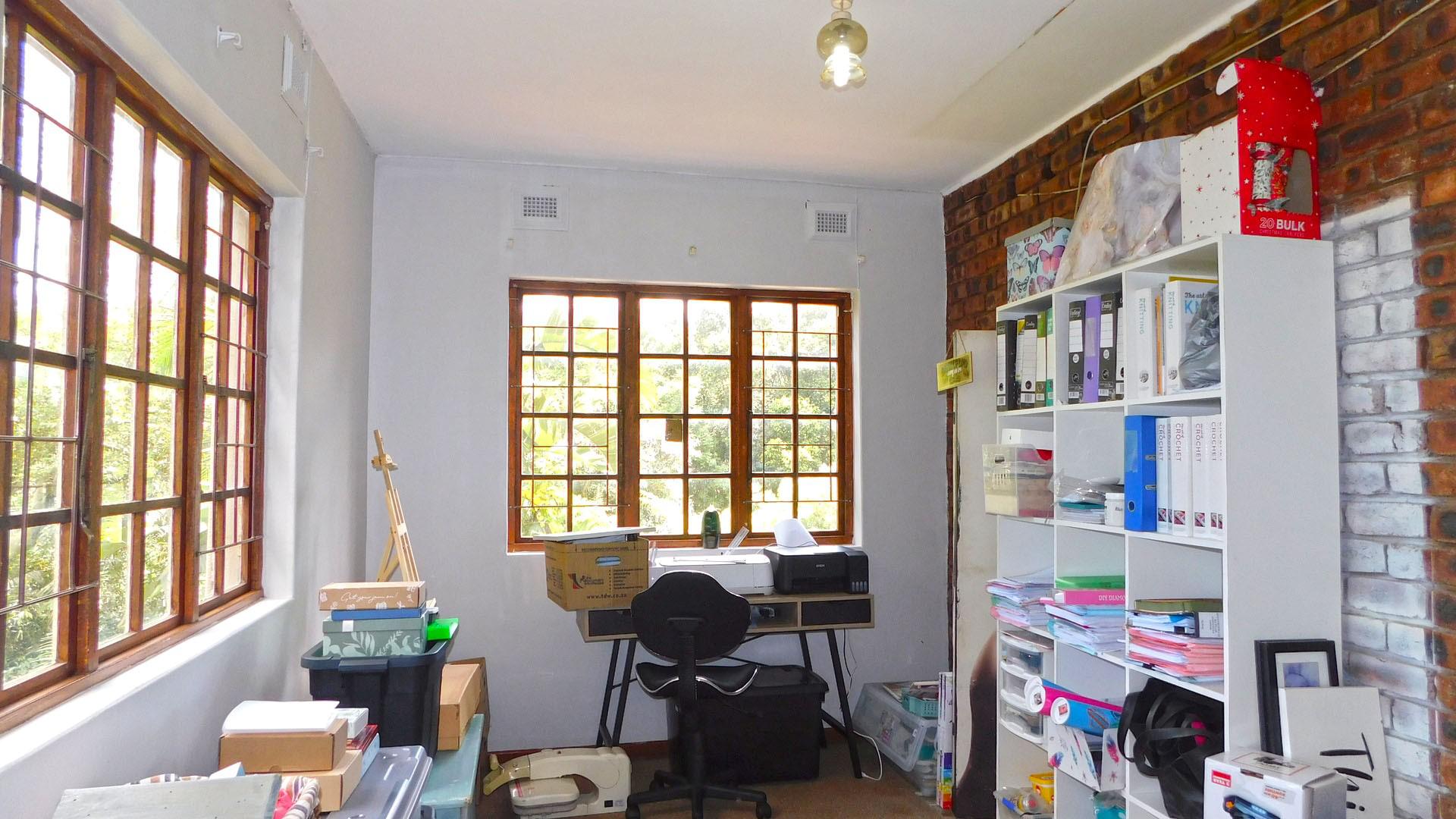 Dining Room - 25 square meters of property in Ferncliffe