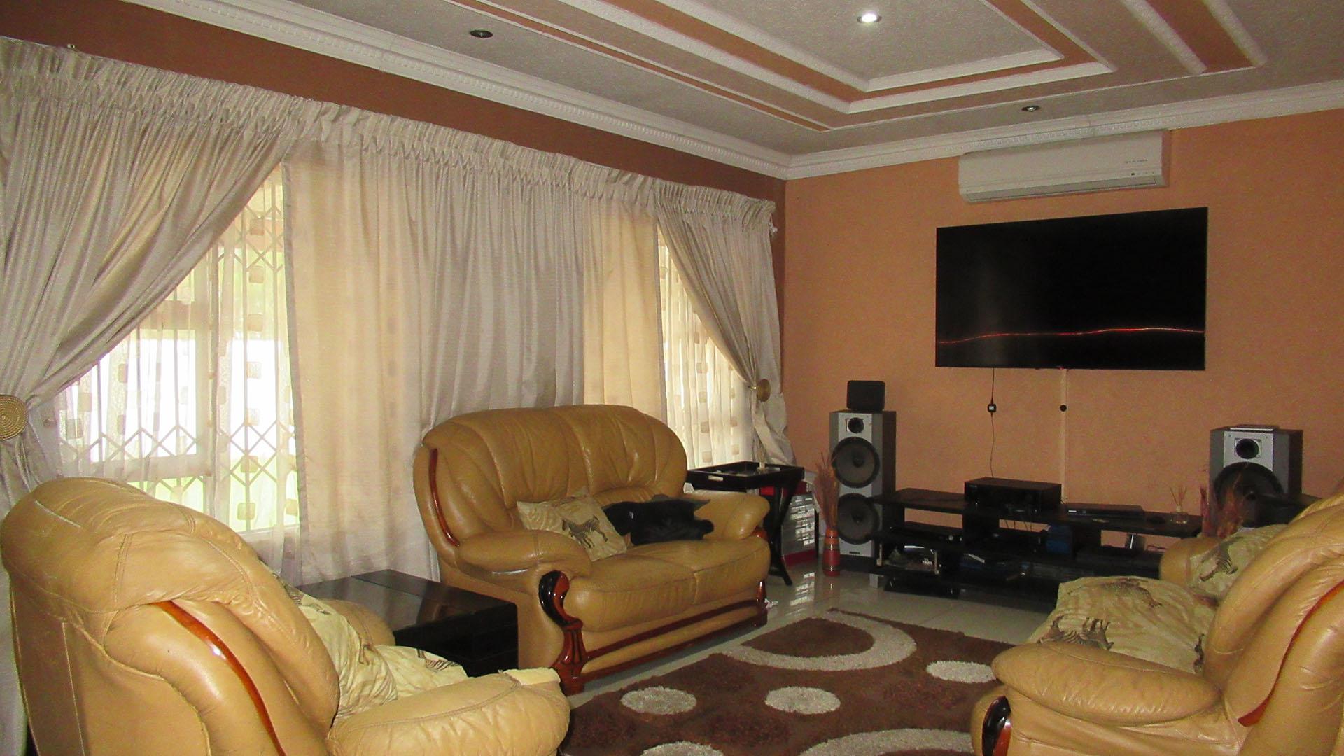Lounges - 27 square meters of property in Kibler Park