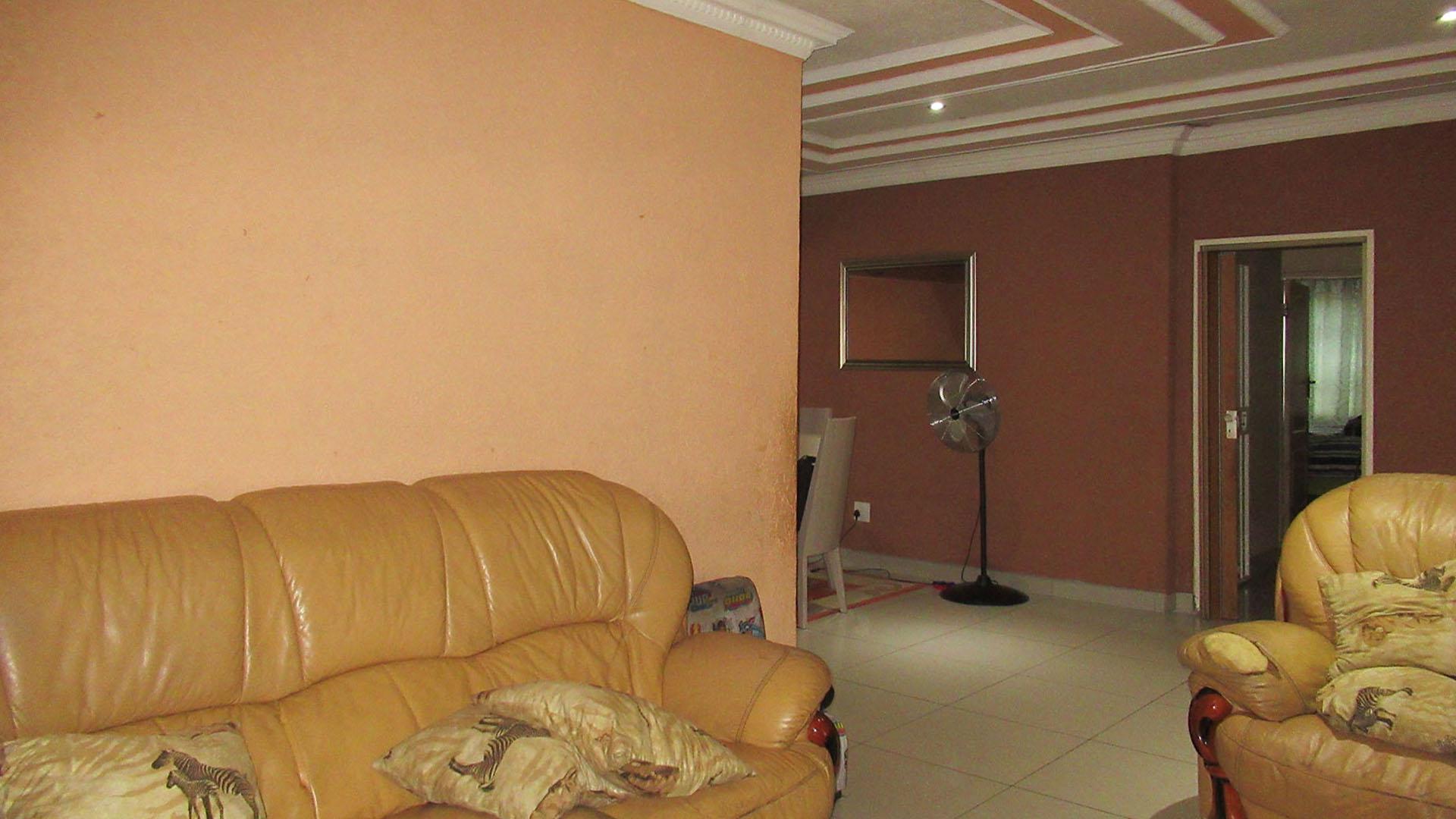 Lounges - 27 square meters of property in Kibler Park