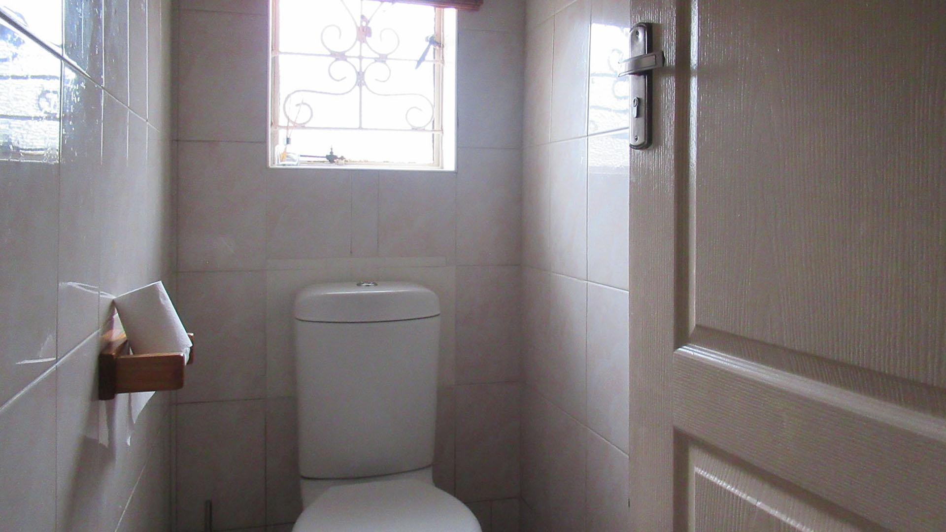 Bathroom 1 - 2 square meters of property in Kibler Park