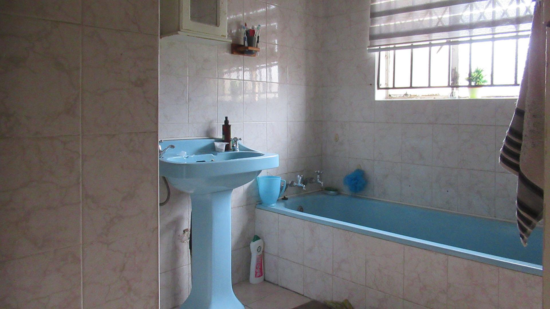 Bathroom 2 - 5 square meters of property in Kibler Park