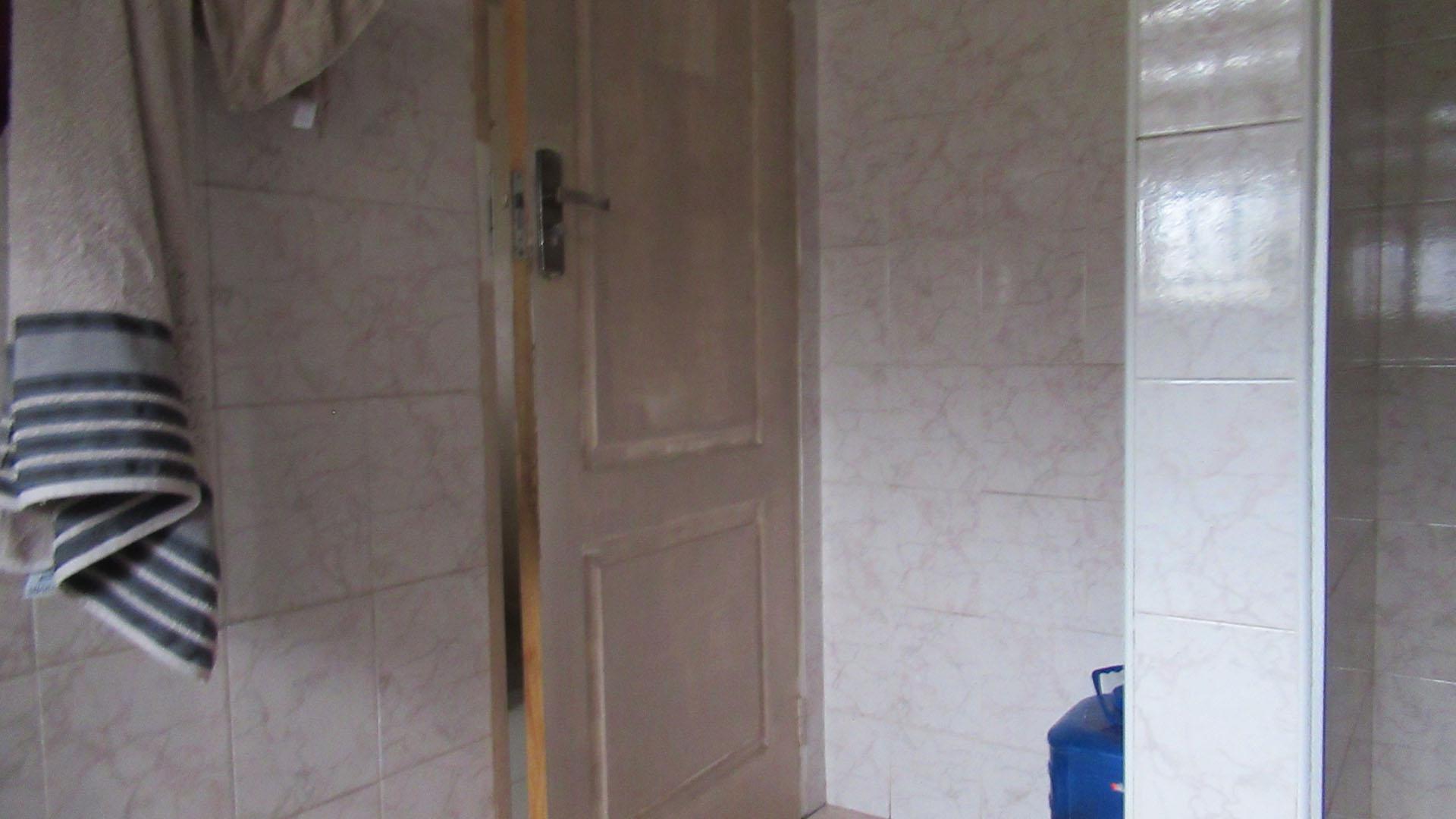 Bathroom 2 - 5 square meters of property in Kibler Park