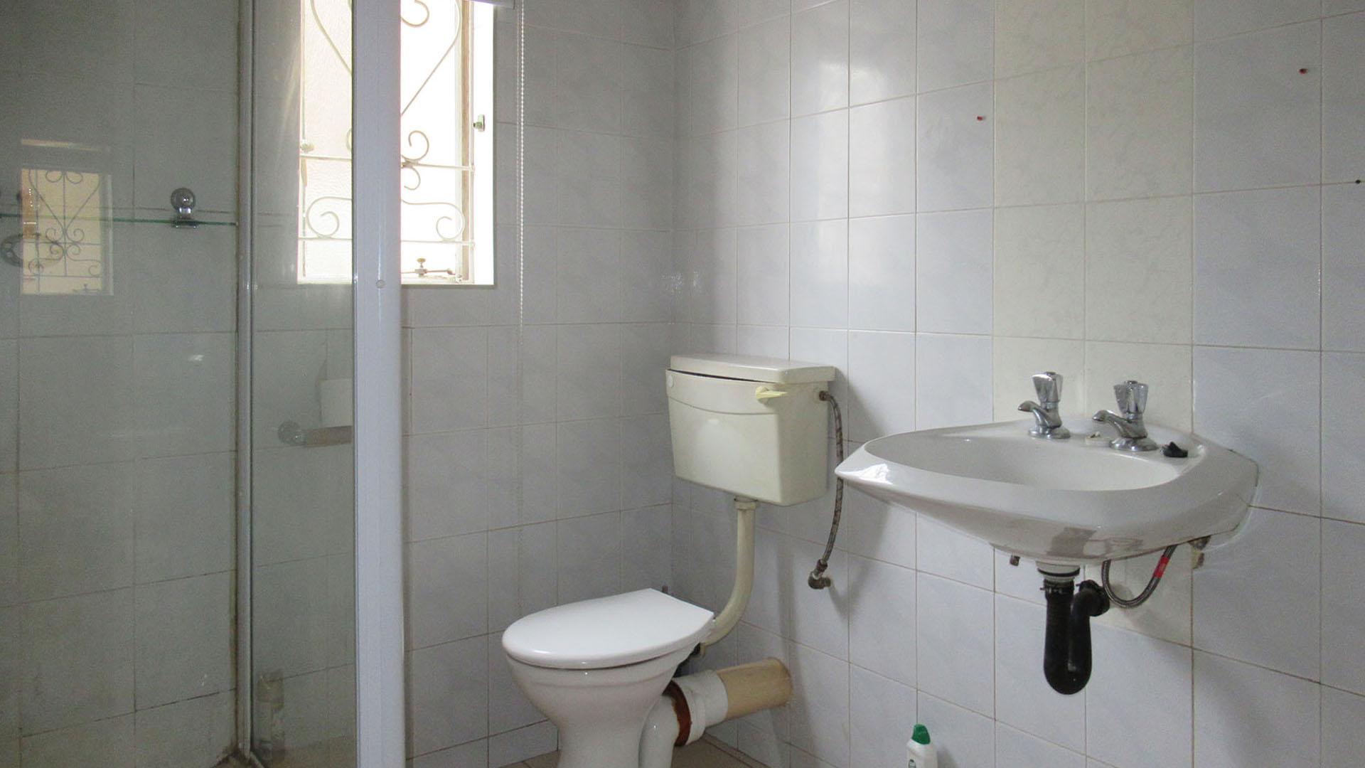 Bathroom 3+ - 8 square meters of property in Kibler Park