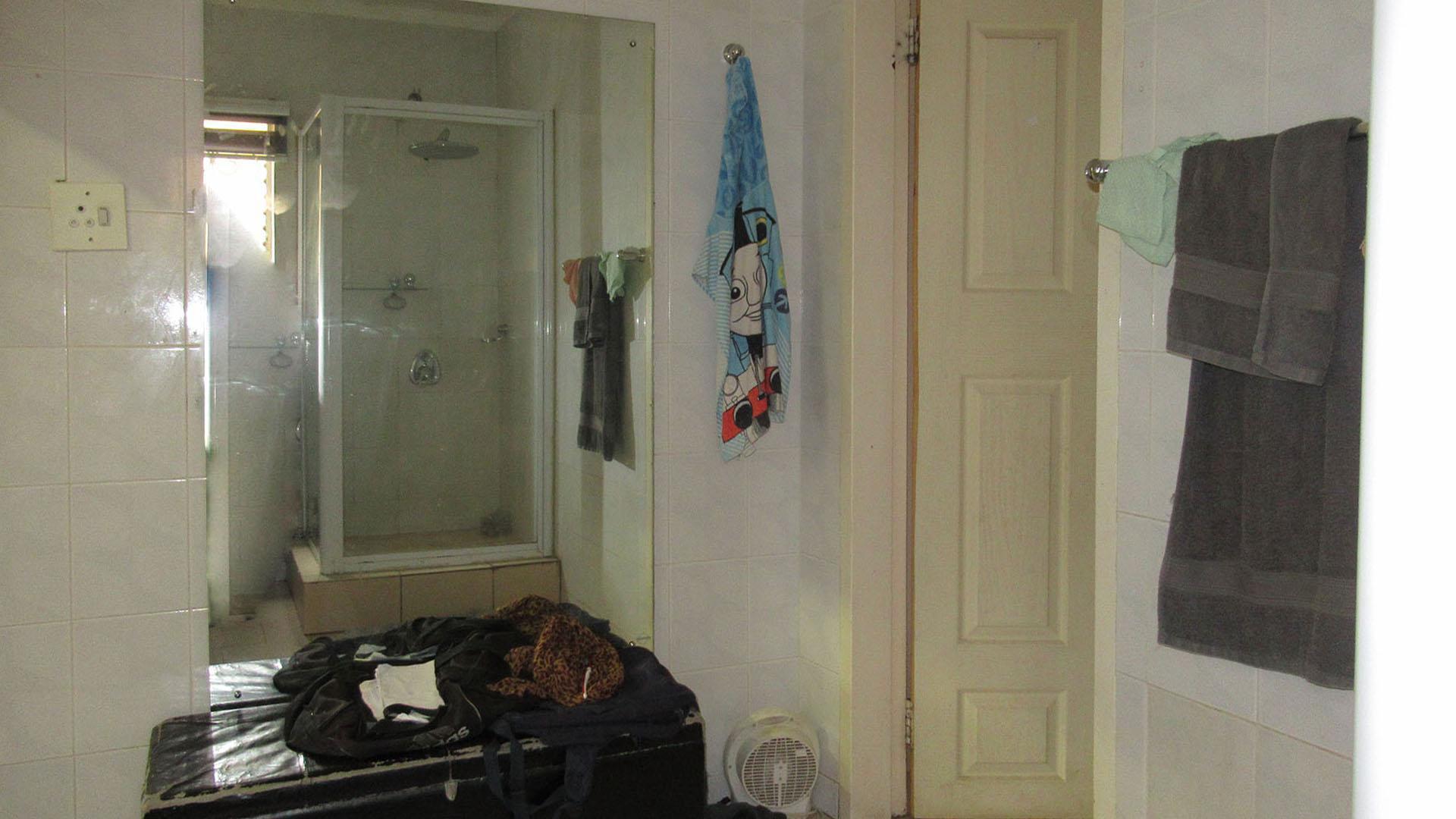 Bathroom 3+ - 8 square meters of property in Kibler Park