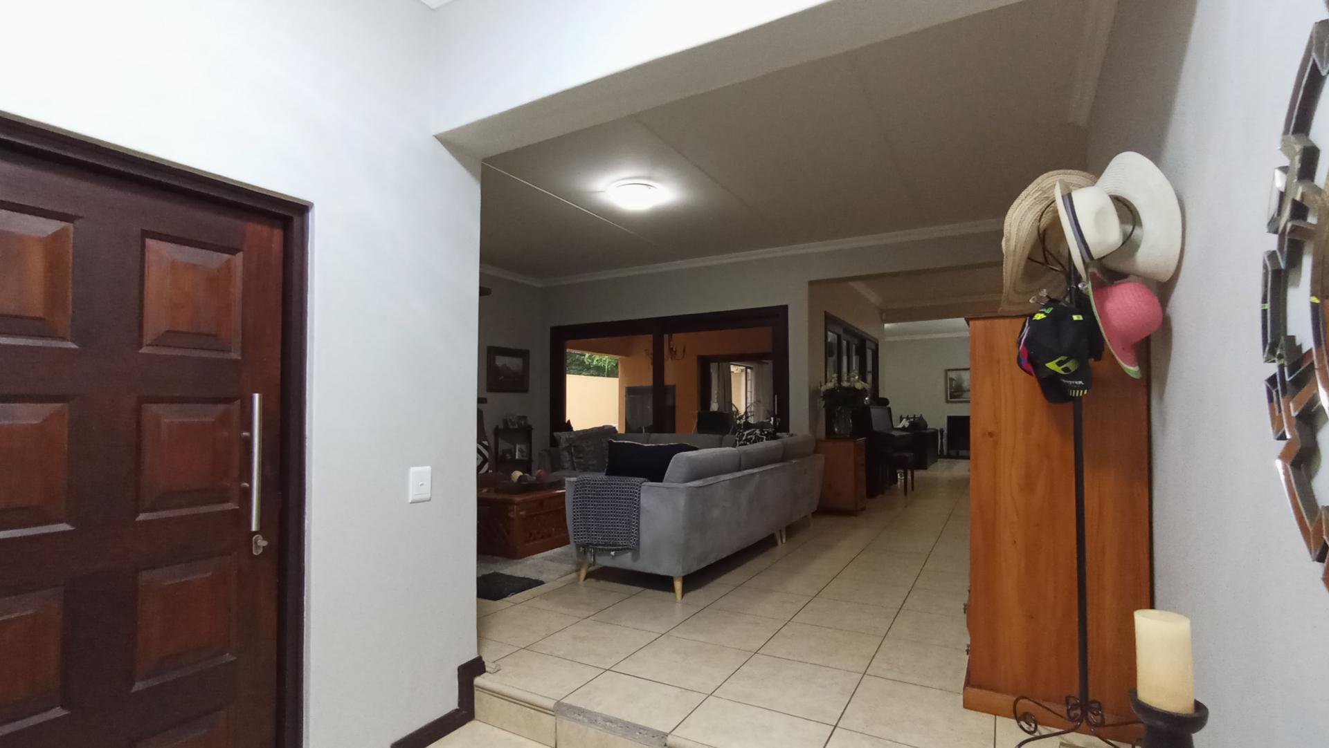 Spaces - 65 square meters of property in Maroeladal