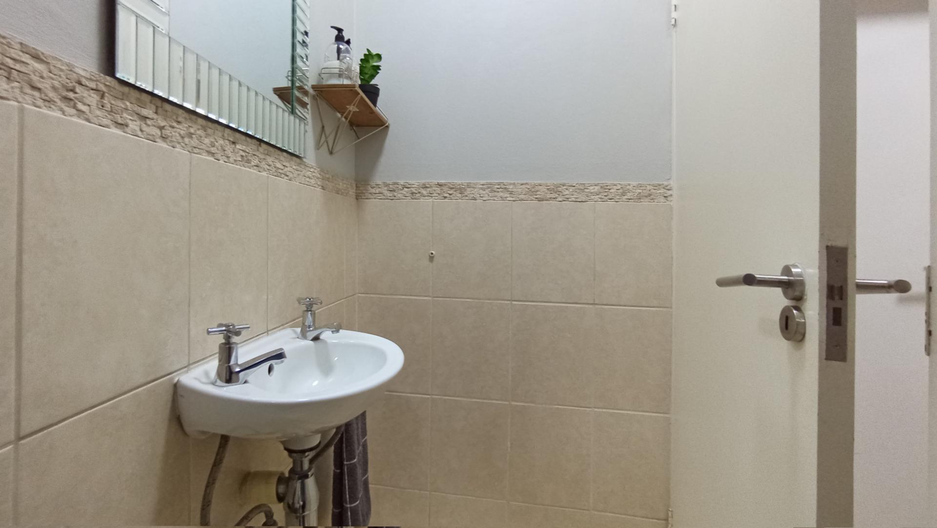 Guest Toilet - 3 square meters of property in Maroeladal