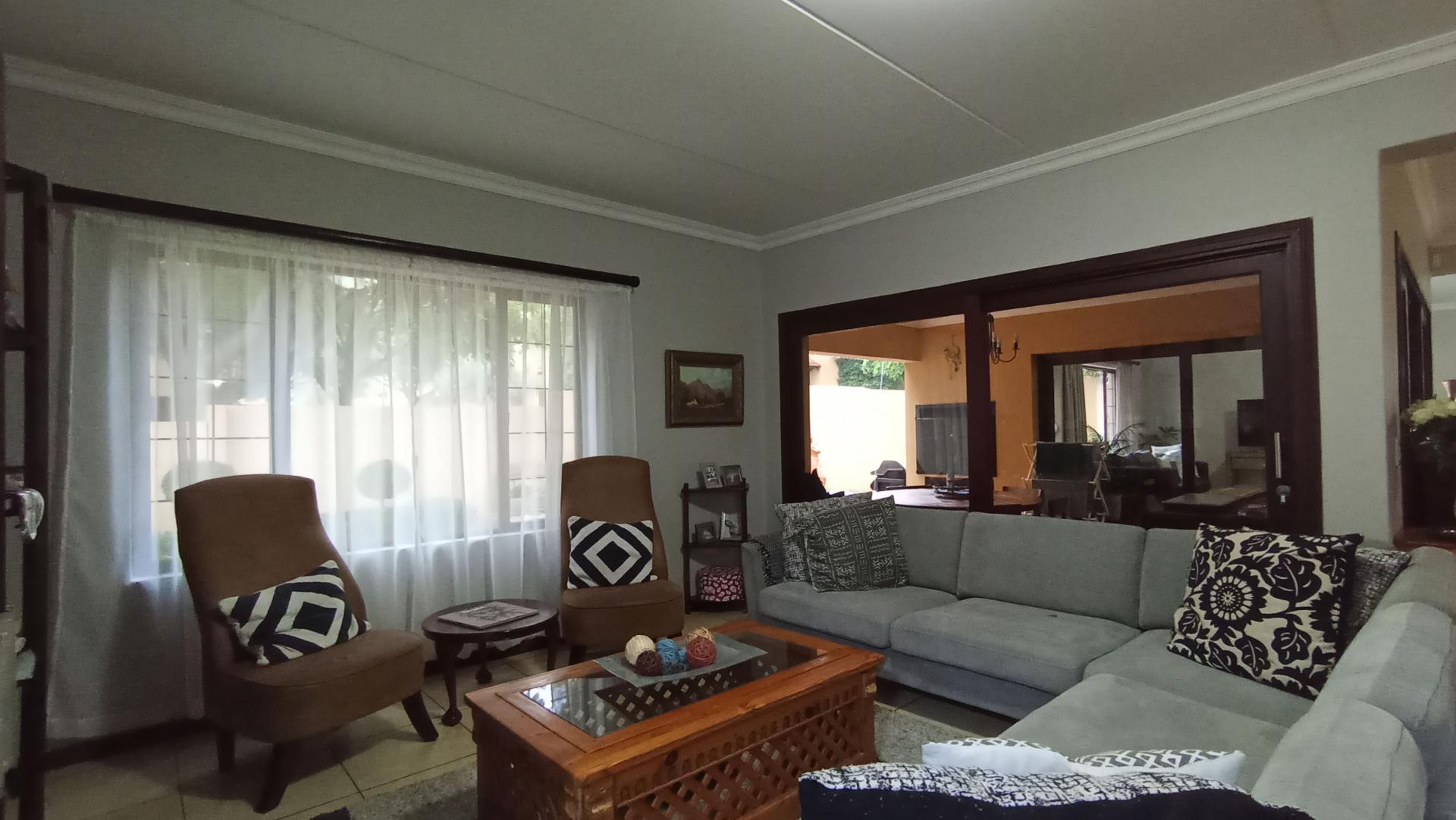 Informal Lounge - 19 square meters of property in Maroeladal