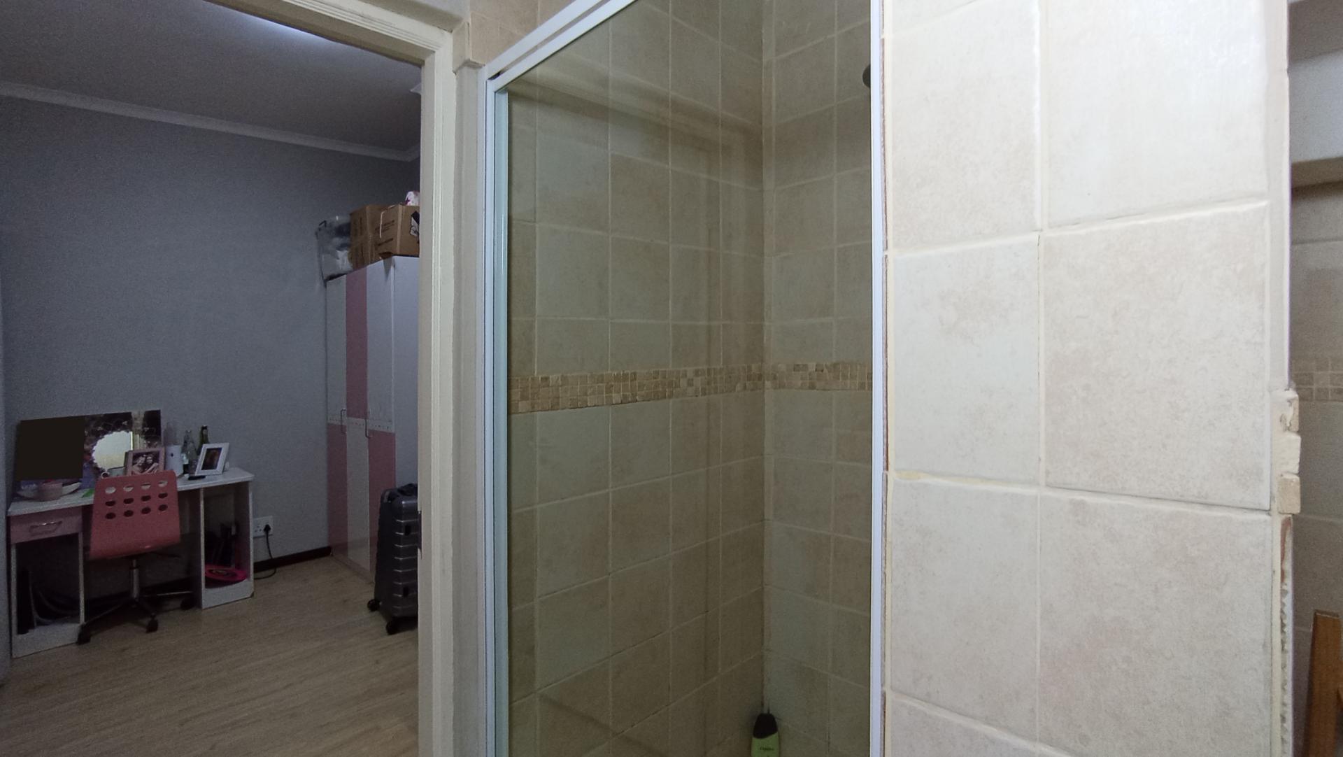 Bathroom 1 - 7 square meters of property in Maroeladal