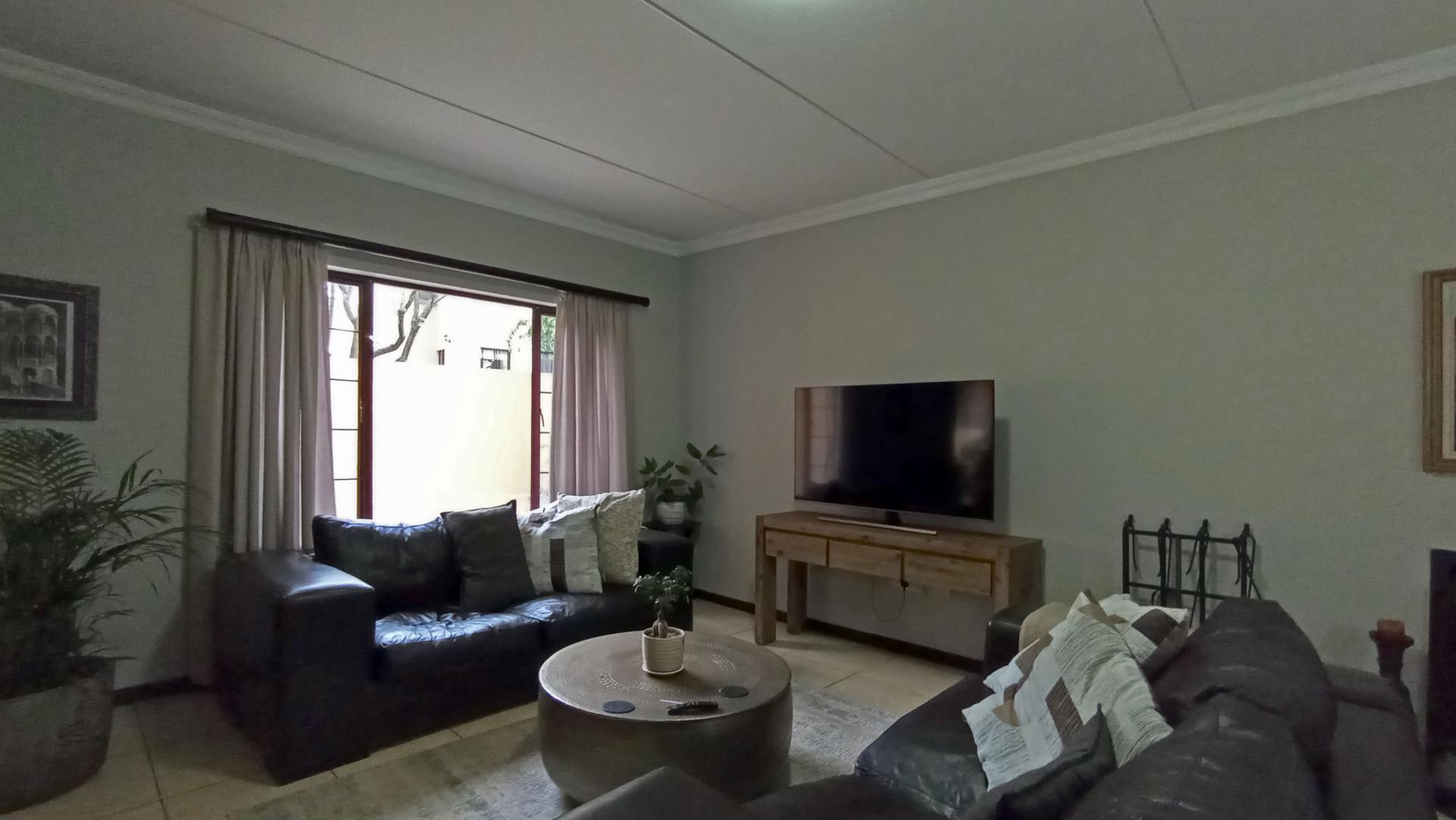 Lounges - 30 square meters of property in Maroeladal