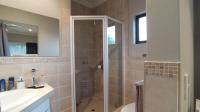 Bathroom 3+ - 5 square meters of property in Maroeladal