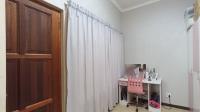 Bed Room 1 - 27 square meters of property in Maroeladal