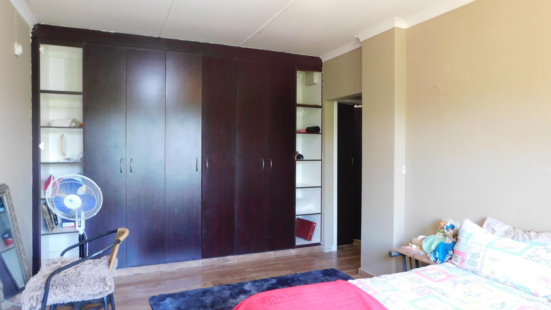 Bed Room 3 - 19 square meters of property in Amanzimtoti 