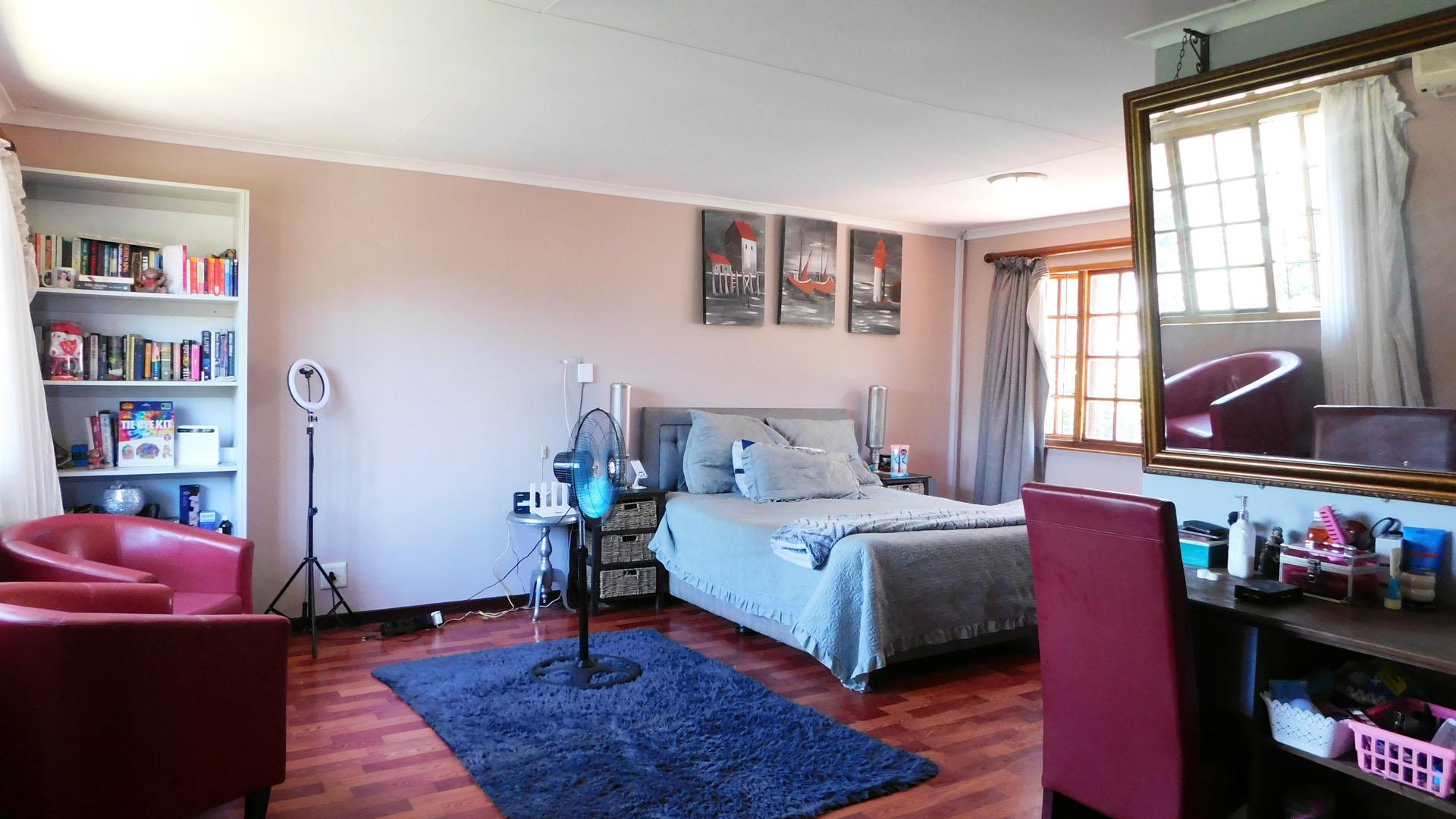 Main Bedroom - 28 square meters of property in Amanzimtoti 