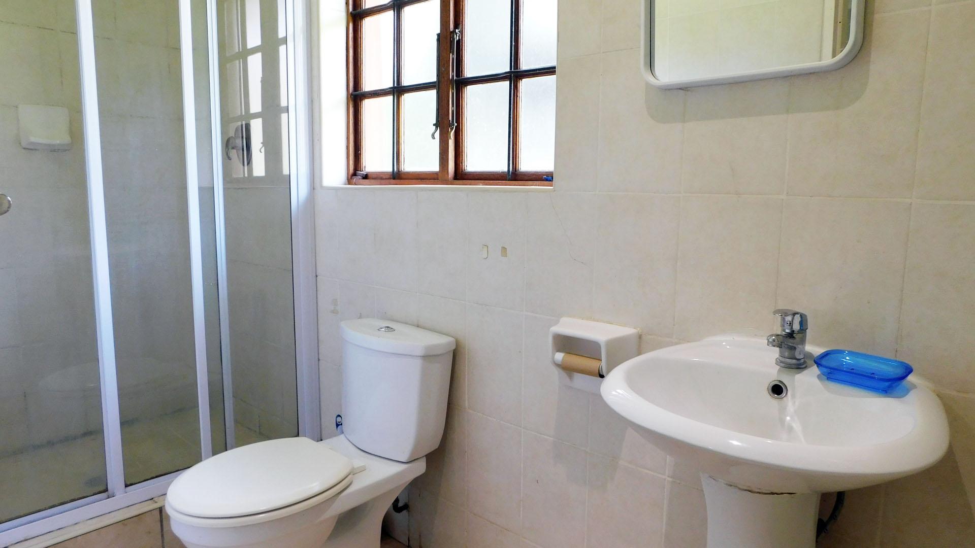 Main Bathroom - 4 square meters of property in Lincoln Meade