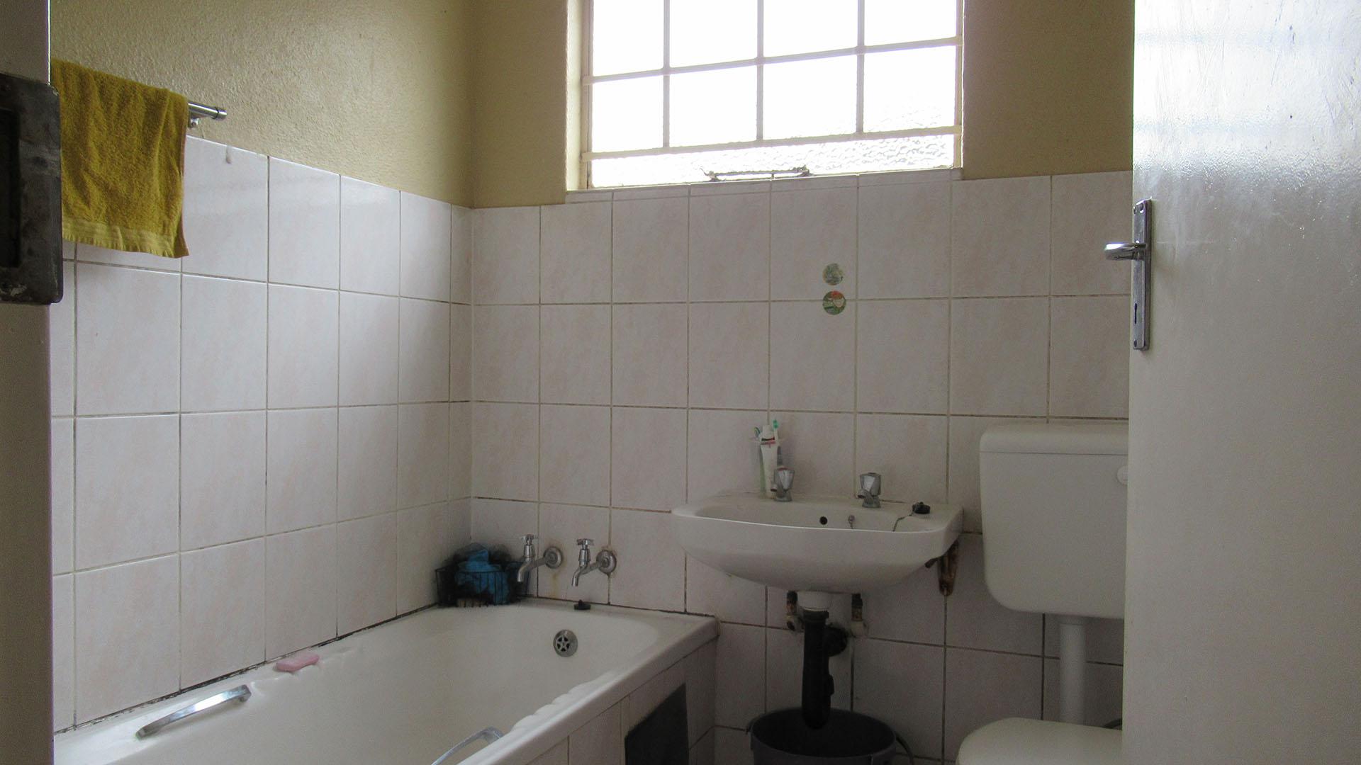 Bathroom 1 - 5 square meters of property in Linmeyer
