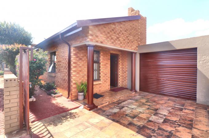 4 Bedroom House for Sale For Sale in Lenasia - MR609527