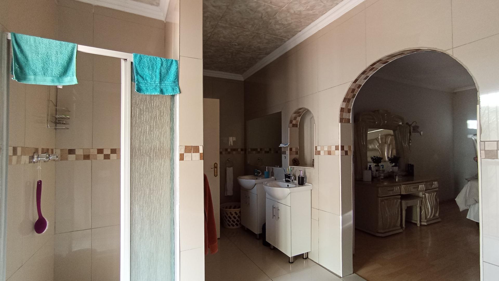 Main Bathroom - 13 square meters of property in Quellerina