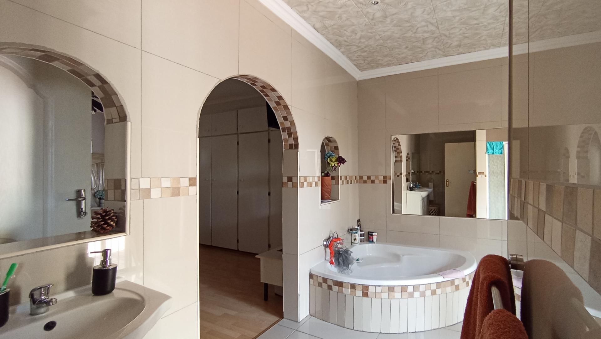 Main Bathroom - 13 square meters of property in Quellerina