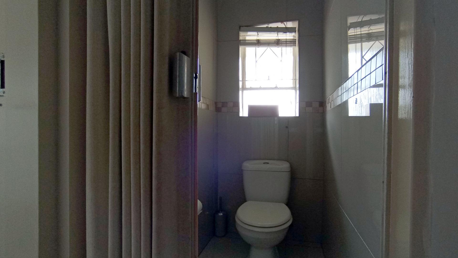 Bathroom 1 - 6 square meters of property in Quellerina