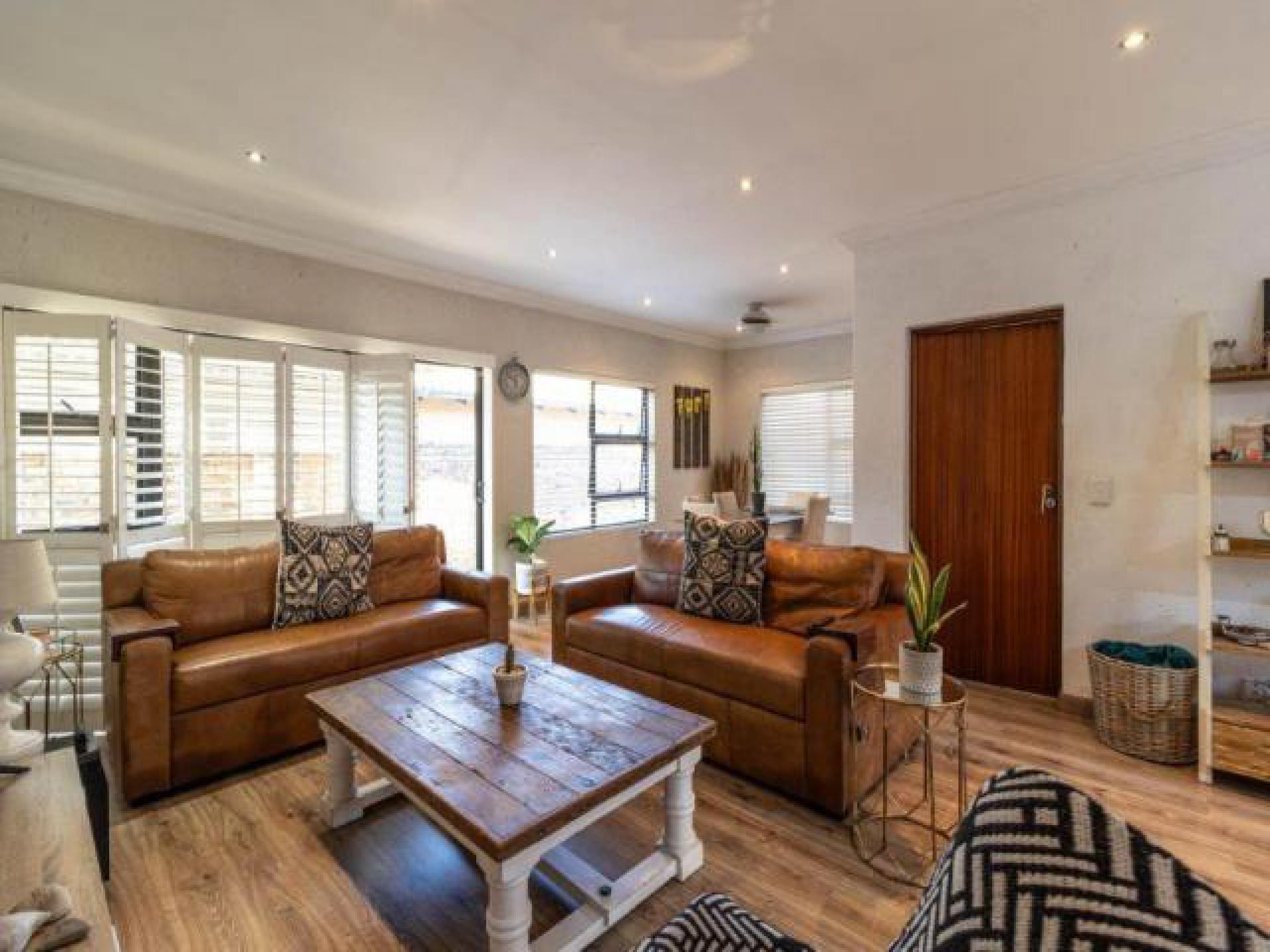 Lounges - 20 square meters of property in New Redruth