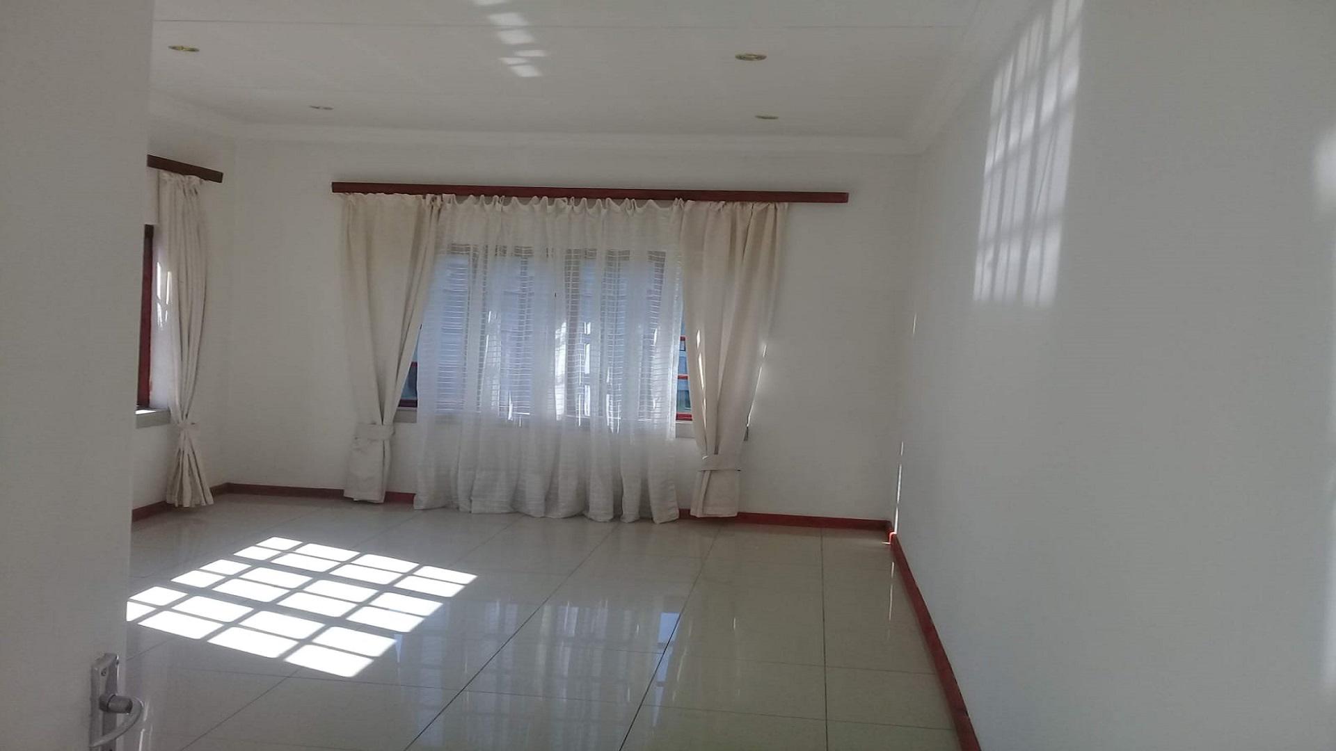 Bed Room 1 - 27 square meters of property in Greenside East