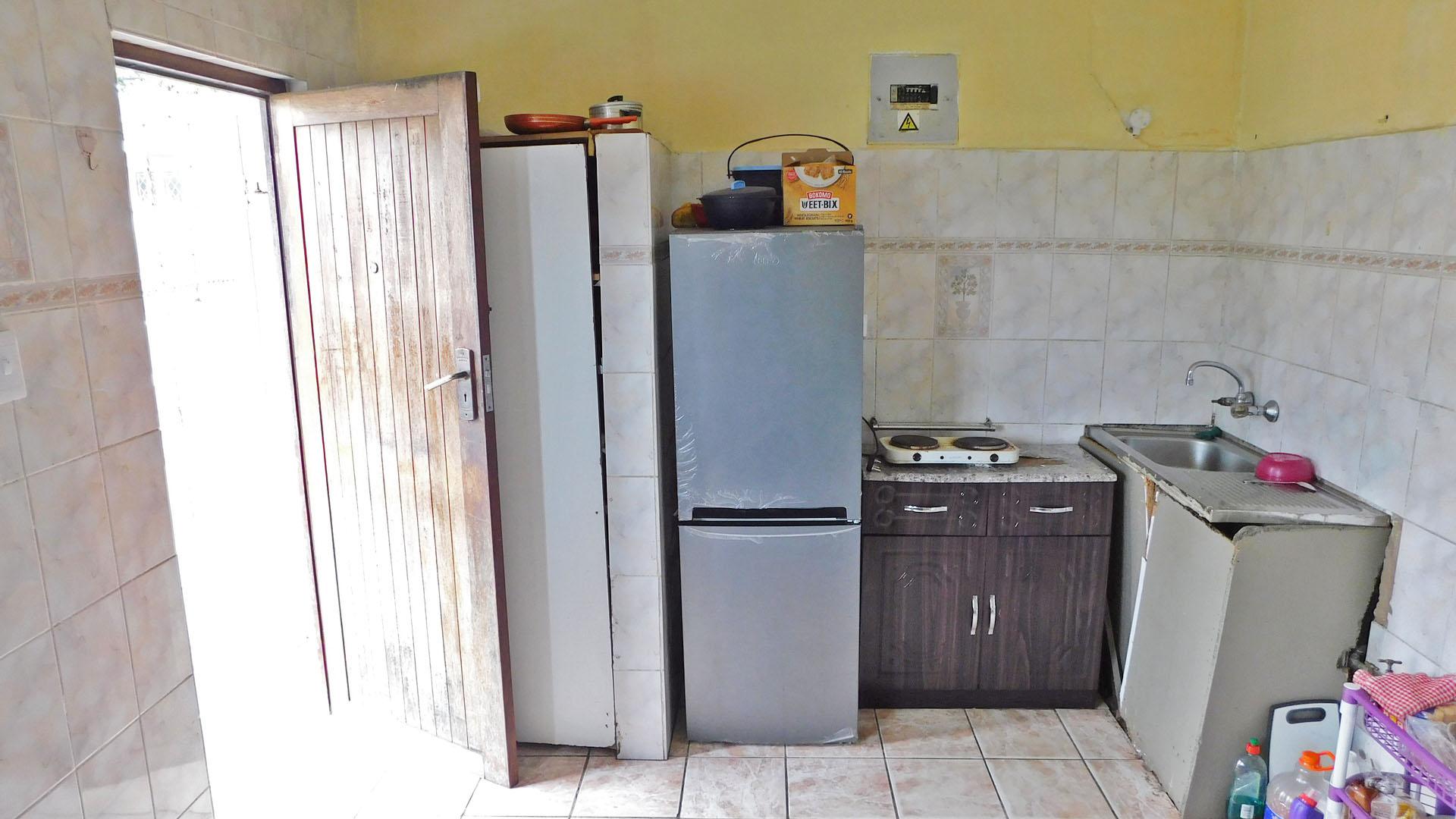 Kitchen - 5 square meters of property in Montclair (Dbn)