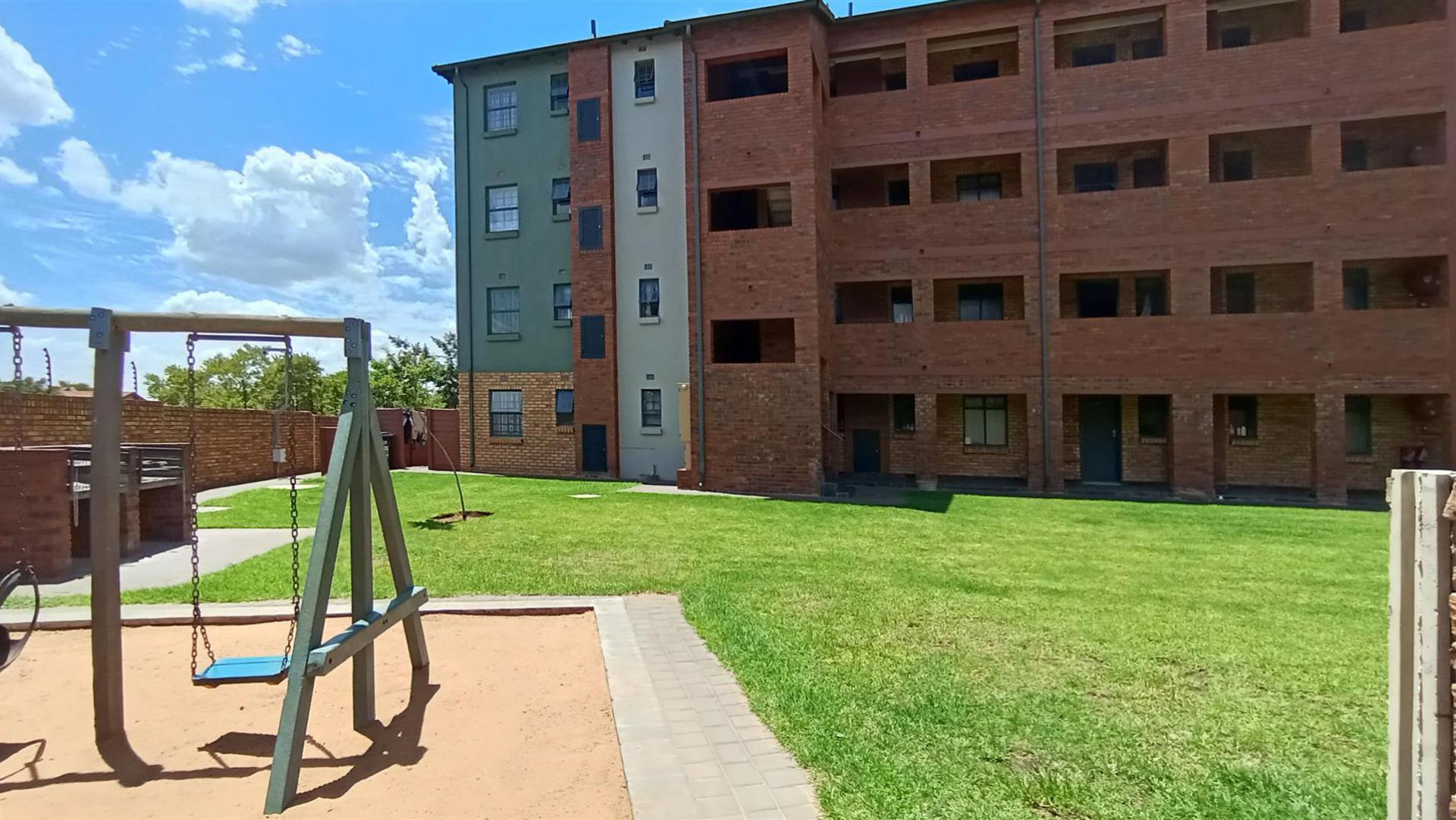 Front View of property in Montana Tuine