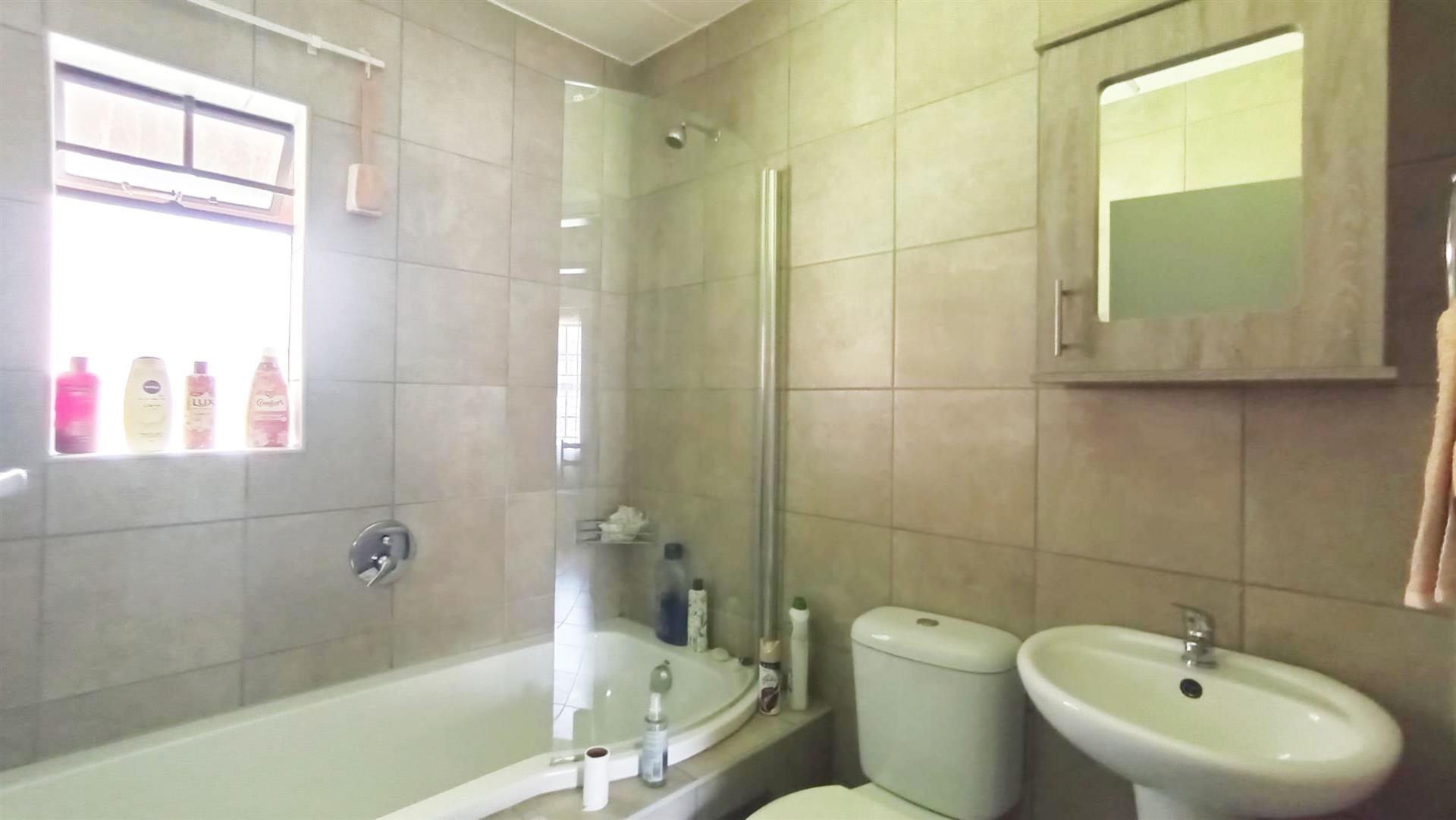 Bathroom 1 - 5 square meters of property in Montana Tuine
