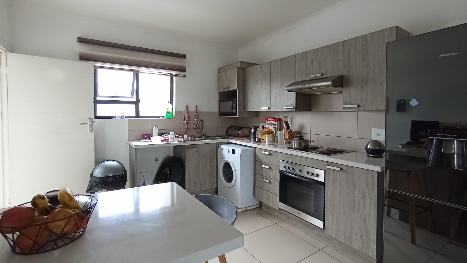 Kitchen - 13 square meters of property in Erand Gardens