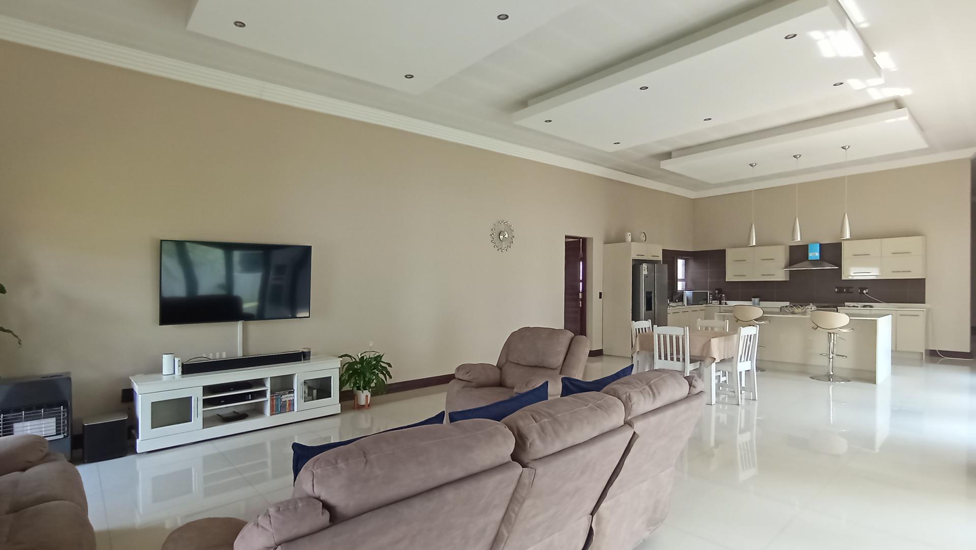 Lounges - 32 square meters of property in Copperleaf Golf and Country Estate