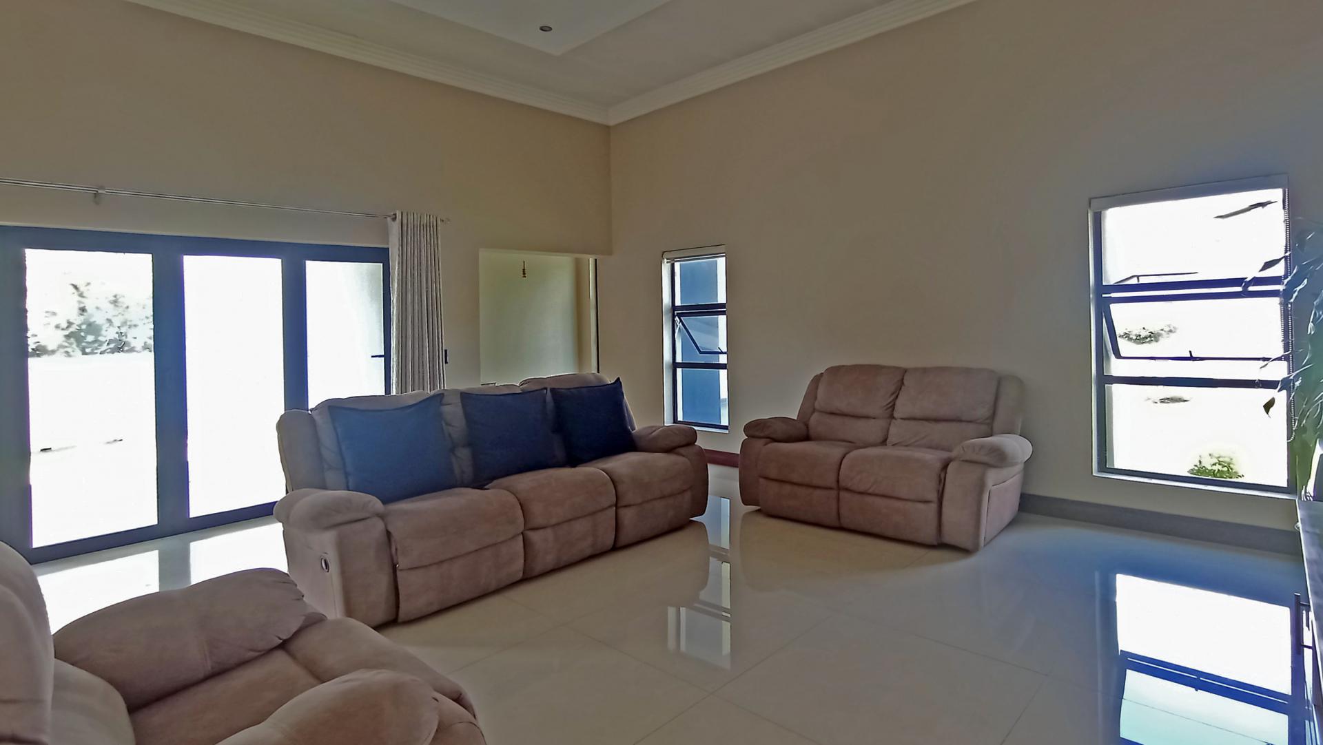 Lounges - 32 square meters of property in Copperleaf Golf and Country Estate