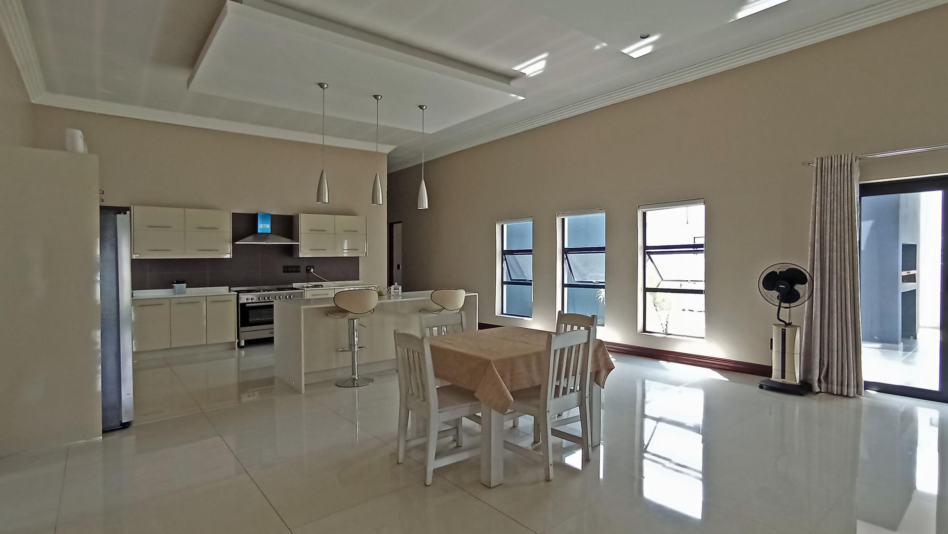 Dining Room - 23 square meters of property in Copperleaf Golf and Country Estate