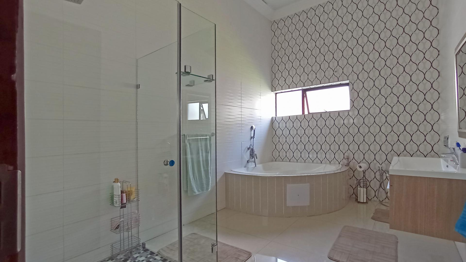 Bathroom 1 - 12 square meters of property in Copperleaf Golf and Country Estate