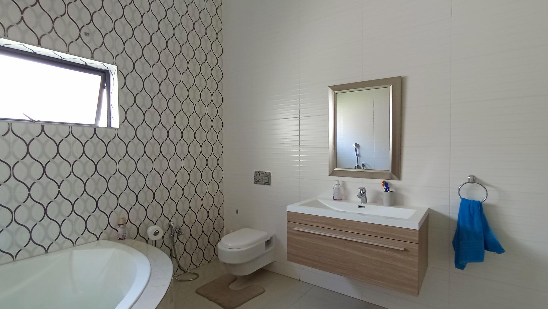 Bathroom 1 - 12 square meters of property in Copperleaf Golf and Country Estate