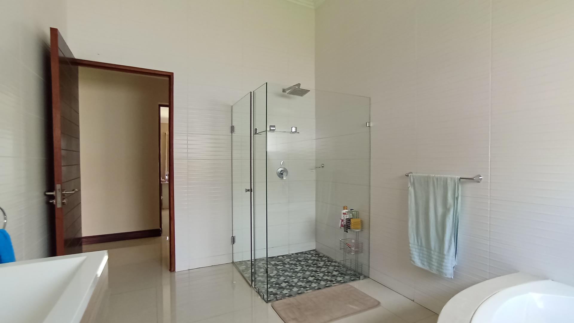 Bathroom 1 - 12 square meters of property in Copperleaf Golf and Country Estate