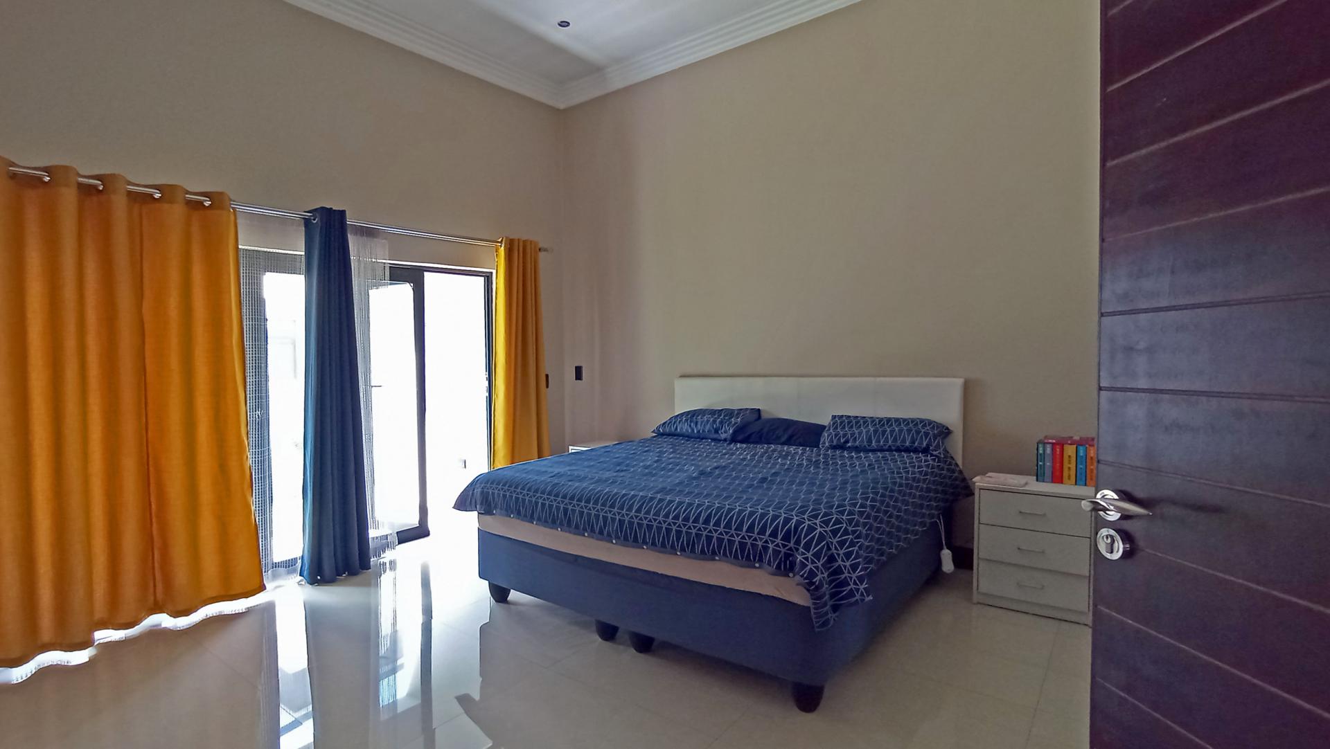 Main Bedroom - 20 square meters of property in Copperleaf Golf and Country Estate