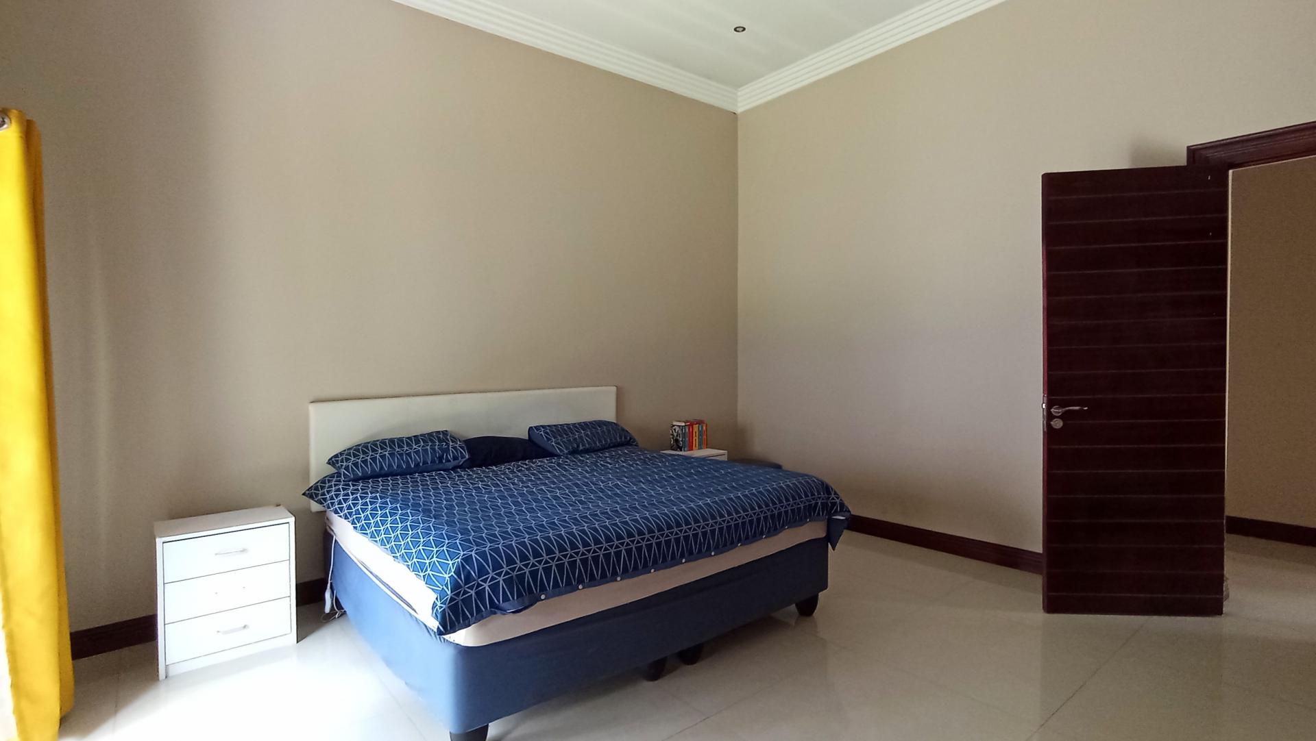 Main Bedroom - 20 square meters of property in Copperleaf Golf and Country Estate