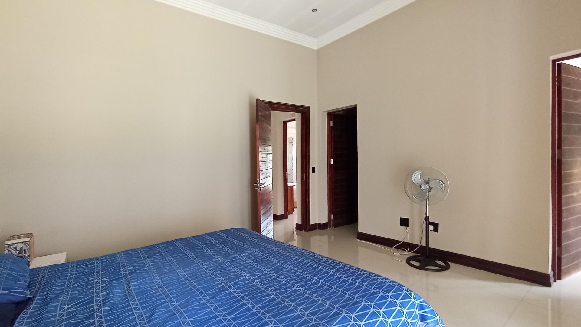Main Bedroom - 20 square meters of property in Copperleaf Golf and Country Estate