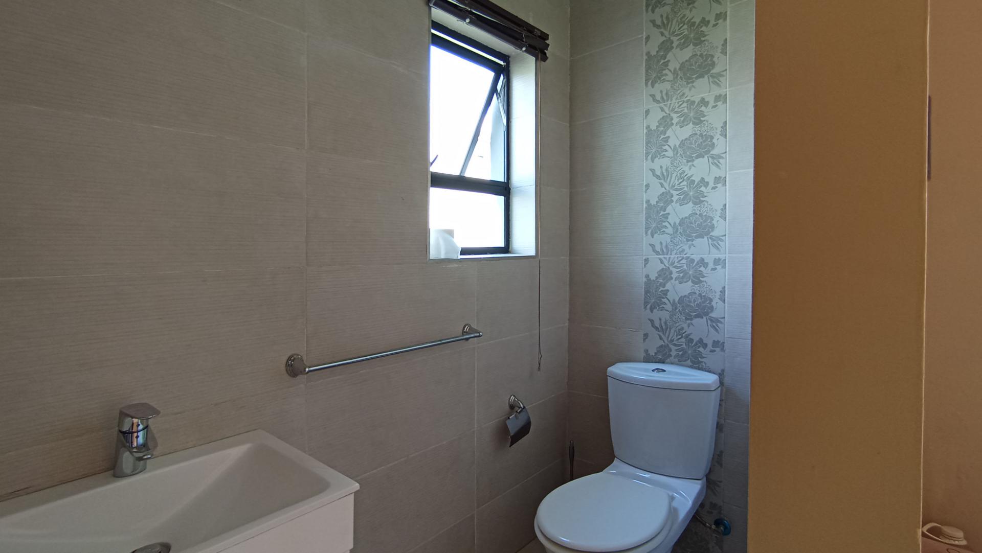 Staff Bathroom - 4 square meters of property in Copperleaf Golf and Country Estate