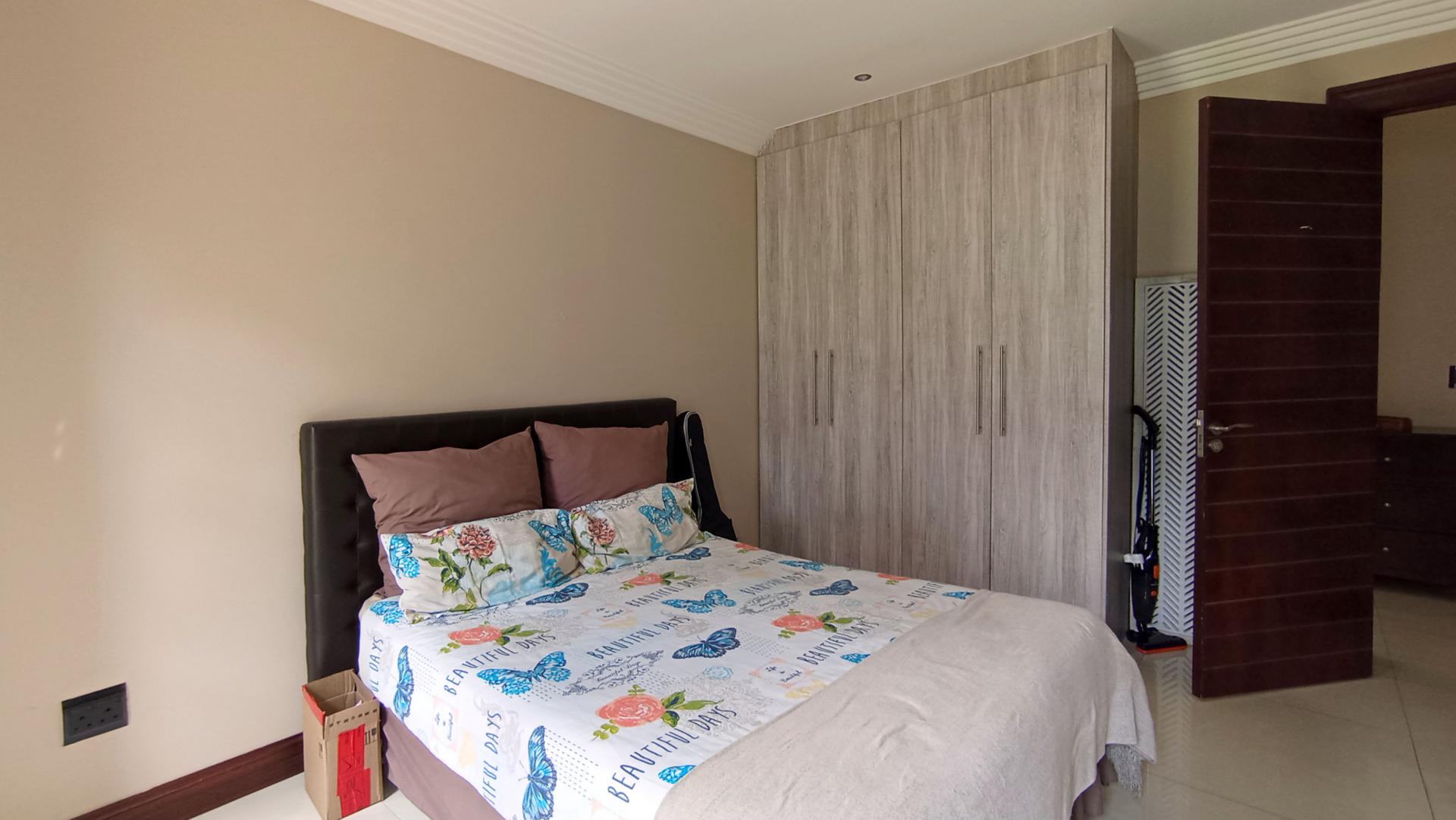 Bed Room 1 - 16 square meters of property in Copperleaf Golf and Country Estate