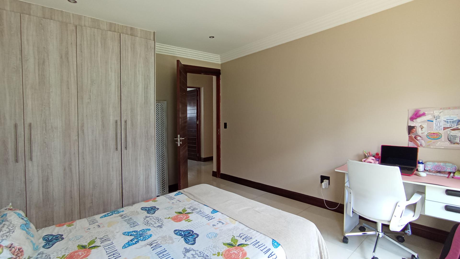 Bed Room 1 - 16 square meters of property in Copperleaf Golf and Country Estate