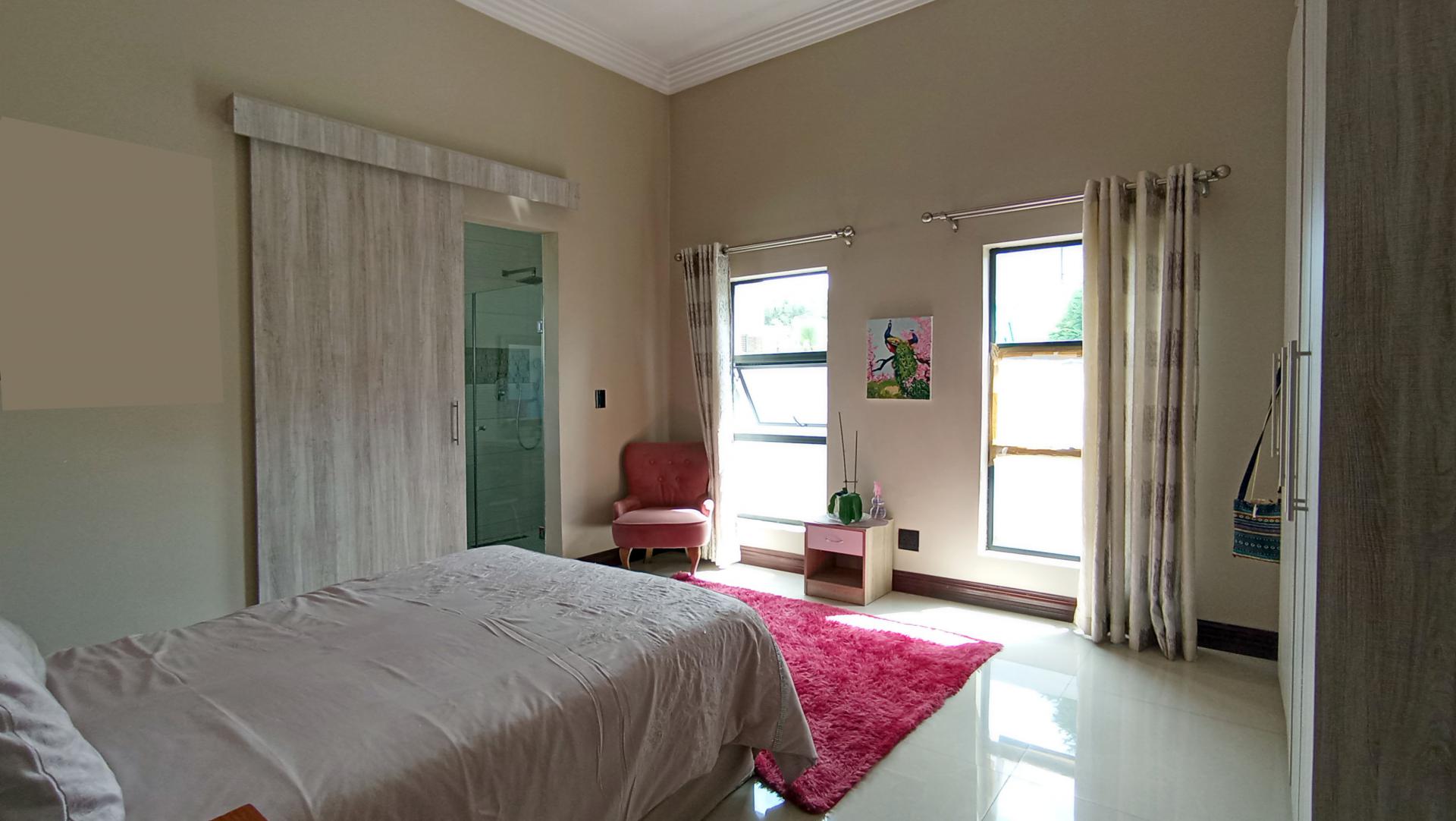 Bed Room 2 - 19 square meters of property in Copperleaf Golf and Country Estate