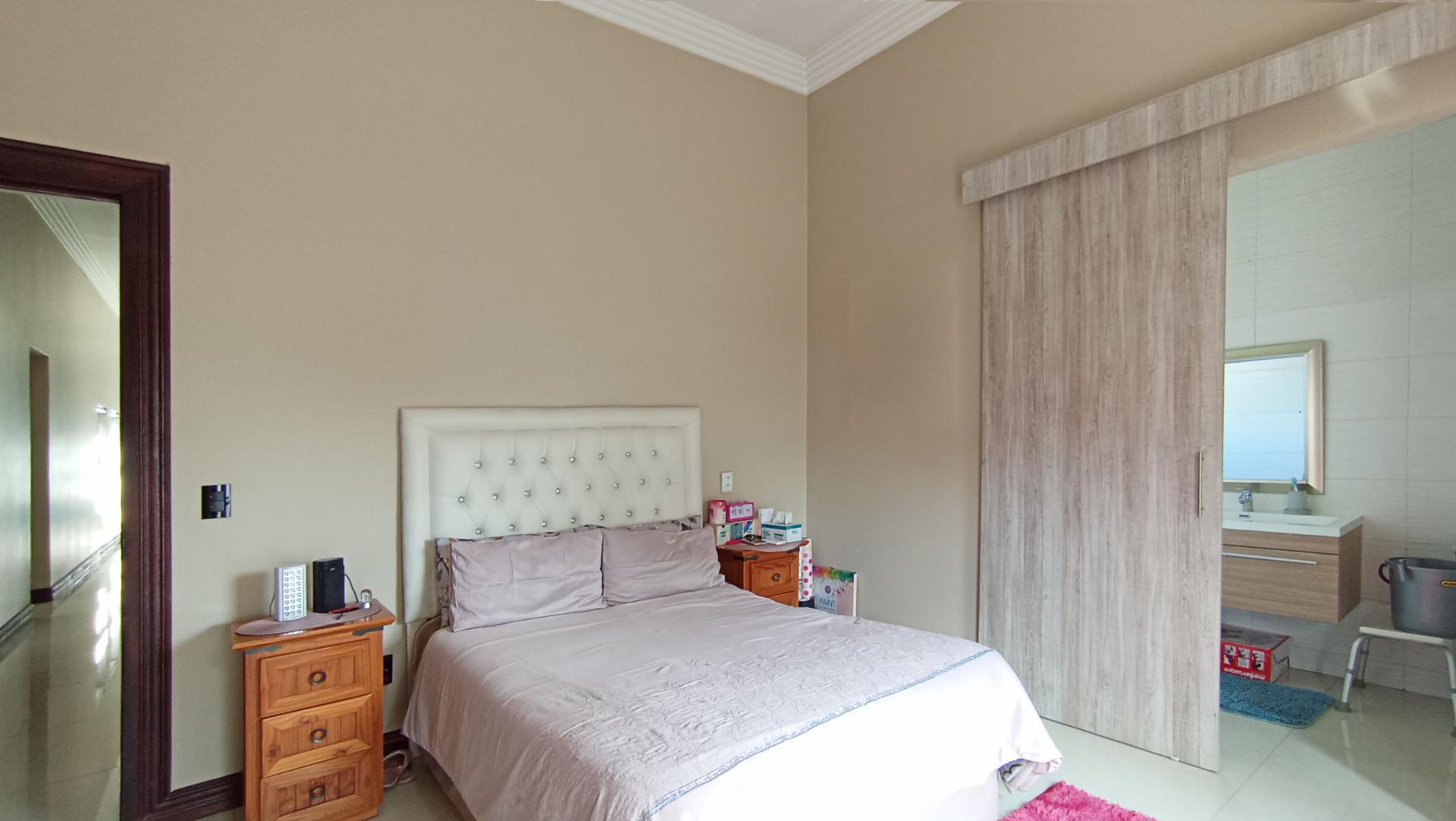 Bed Room 2 - 19 square meters of property in Copperleaf Golf and Country Estate