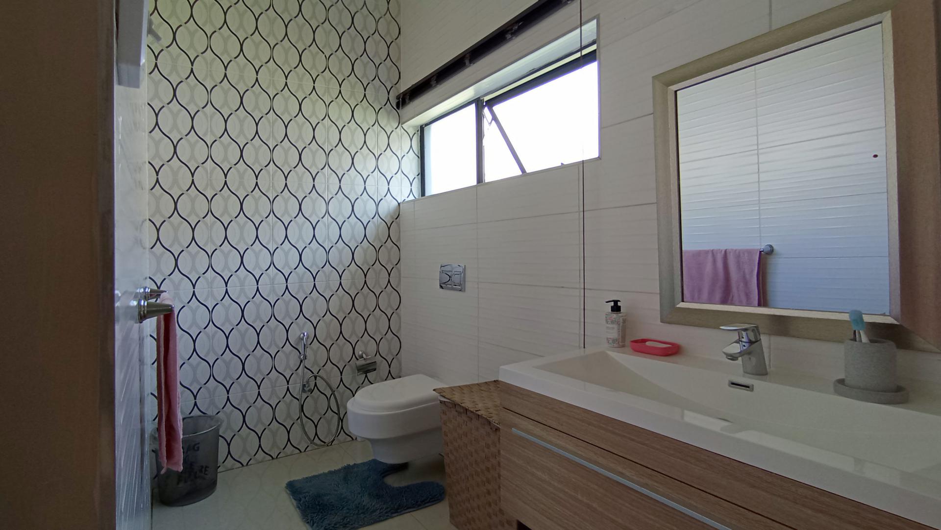 Bathroom 2 - 8 square meters of property in Copperleaf Golf and Country Estate